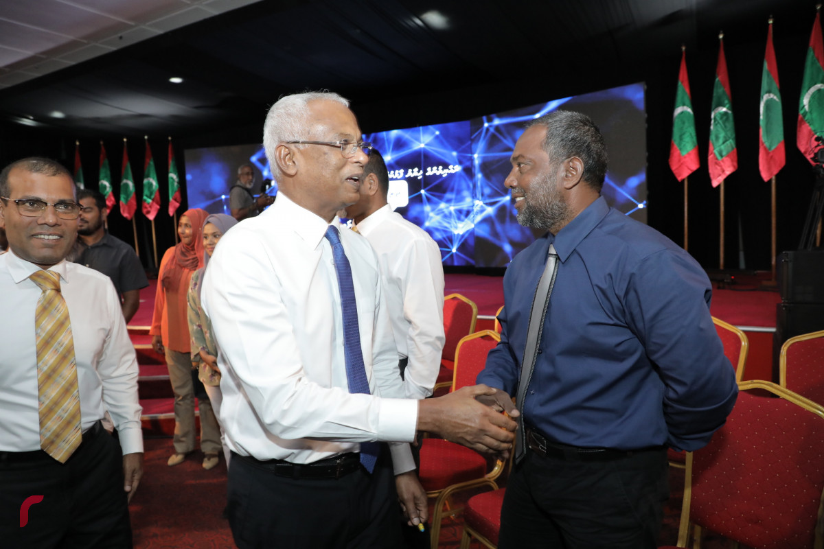 ނޮވެމްބަރު 5، 2018: ރައްޔިތުންގެ ހިޔާލު ހޯދުމަށް ސިލްސިލާކޮށް ކުރިއަށްގެންދާ ޖަޒީރާ ހޮޅުއަށި ފޯރަމްގެ ތެރެއިން، މި ހަރަކާތުގައި އިންތިހާބީ ރައީސް އިބްރާހިމް މުހައްމަދު ސޯލިހުގެ އިތުރުން އިންތިހާބީ ނާއިބު ރައީސް ފައިސަލް ނަސީމް އަދި ކުރީގެ ރައީސް މުހައްމަދު ނަޝީދު ބައިވެރިވެ ވަޑައިގެންފައި ވާއިރު ފޯރަމްގައި ވަނީ ރައްޔިތުންގެ ކަންބޮޑުވުންތައް އިންތިހާބީ އައު ސަރުކާރުގެ އިސްވެރިންނާއި ހިއްސާކޮށްފައި-- ފޮޓޯ: މުހައްމަދު ޝަރުހާން / ރާއްޖެ އެމްވީ