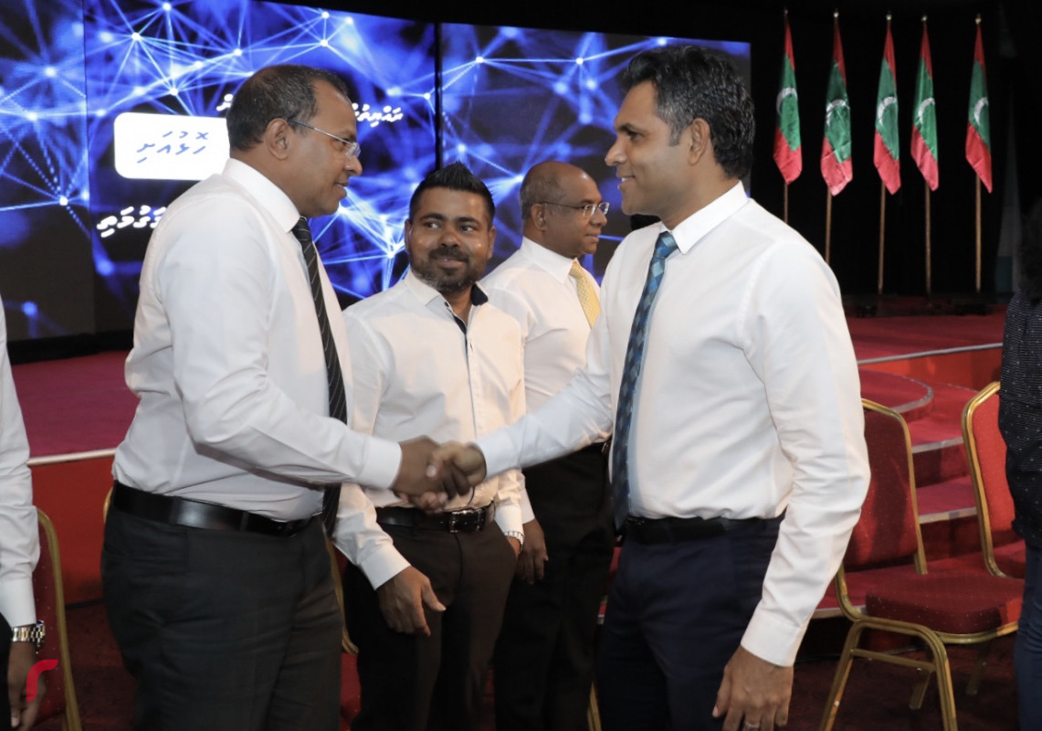 ނޮވެމްބަރު 5، 2018: ރައްޔިތުންގެ ހިޔާލު ހޯދުމަށް ސިލްސިލާކޮށް ކުރިއަށްގެންދާ ޖަޒީރާ ހޮޅުއަށި ފޯރަމްގެ ތެރެއިން، މި ހަރަކާތުގައި އިންތިހާބީ ރައީސް އިބްރާހިމް މުހައްމަދު ސޯލިހުގެ އިތުރުން އިންތިހާބީ ނާއިބު ރައީސް ފައިސަލް ނަސީމް އަދި ކުރީގެ ރައީސް މުހައްމަދު ނަޝީދު ބައިވެރިވެ ވަޑައިގެންފައި ވާއިރު ފޯރަމްގައި ވަނީ ރައްޔިތުންގެ ކަންބޮޑުވުންތައް އިންތިހާބީ އައު ސަރުކާރުގެ އިސްވެރިންނާއި ހިއްސާކޮށްފައި-- ފޮޓޯ: މުހައްމަދު ޝަރުހާން / ރާއްޖެ އެމްވީ