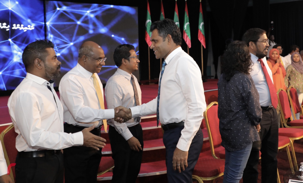 ނޮވެމްބަރު 5، 2018: ރައްޔިތުންގެ ހިޔާލު ހޯދުމަށް ސިލްސިލާކޮށް ކުރިއަށްގެންދާ ޖަޒީރާ ހޮޅުއަށި ފޯރަމްގެ ތެރެއިން، މި ހަރަކާތުގައި އިންތިހާބީ ރައީސް އިބްރާހިމް މުހައްމަދު ސޯލިހުގެ އިތުރުން އިންތިހާބީ ނާއިބު ރައީސް ފައިސަލް ނަސީމް އަދި ކުރީގެ ރައީސް މުހައްމަދު ނަޝީދު ބައިވެރިވެ ވަޑައިގެންފައި ވާއިރު ފޯރަމްގައި ވަނީ ރައްޔިތުންގެ ކަންބޮޑުވުންތައް އިންތިހާބީ އައު ސަރުކާރުގެ އިސްވެރިންނާއި ހިއްސާކޮށްފައި-- ފޮޓޯ: މުހައްމަދު ޝަރުހާން / ރާއްޖެ އެމްވީ