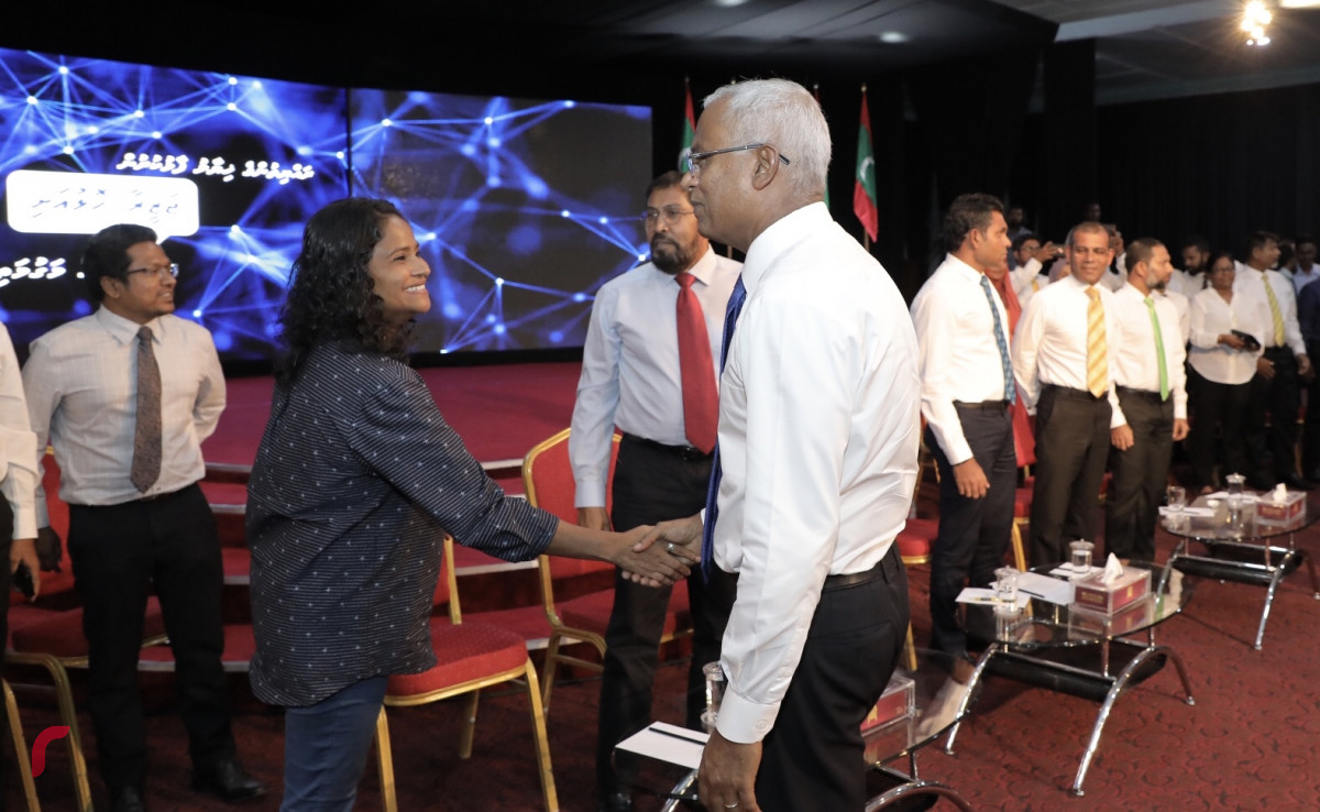 ނޮވެމްބަރު 5، 2018: ރައްޔިތުންގެ ހިޔާލު ހޯދުމަށް ސިލްސިލާކޮށް ކުރިއަށްގެންދާ ޖަޒީރާ ހޮޅުއަށި ފޯރަމްގެ ތެރެއިން، މި ހަރަކާތުގައި އިންތިހާބީ ރައީސް އިބްރާހިމް މުހައްމަދު ސޯލިހުގެ އިތުރުން އިންތިހާބީ ނާއިބު ރައީސް ފައިސަލް ނަސީމް އަދި ކުރީގެ ރައީސް މުހައްމަދު ނަޝީދު ބައިވެރިވެ ވަޑައިގެންފައި ވާއިރު ފޯރަމްގައި ވަނީ ރައްޔިތުންގެ ކަންބޮޑުވުންތައް އިންތިހާބީ އައު ސަރުކާރުގެ އިސްވެރިންނާއި ހިއްސާކޮށްފައި-- ފޮޓޯ: މުހައްމަދު ޝަރުހާން / ރާއްޖެ އެމްވީ