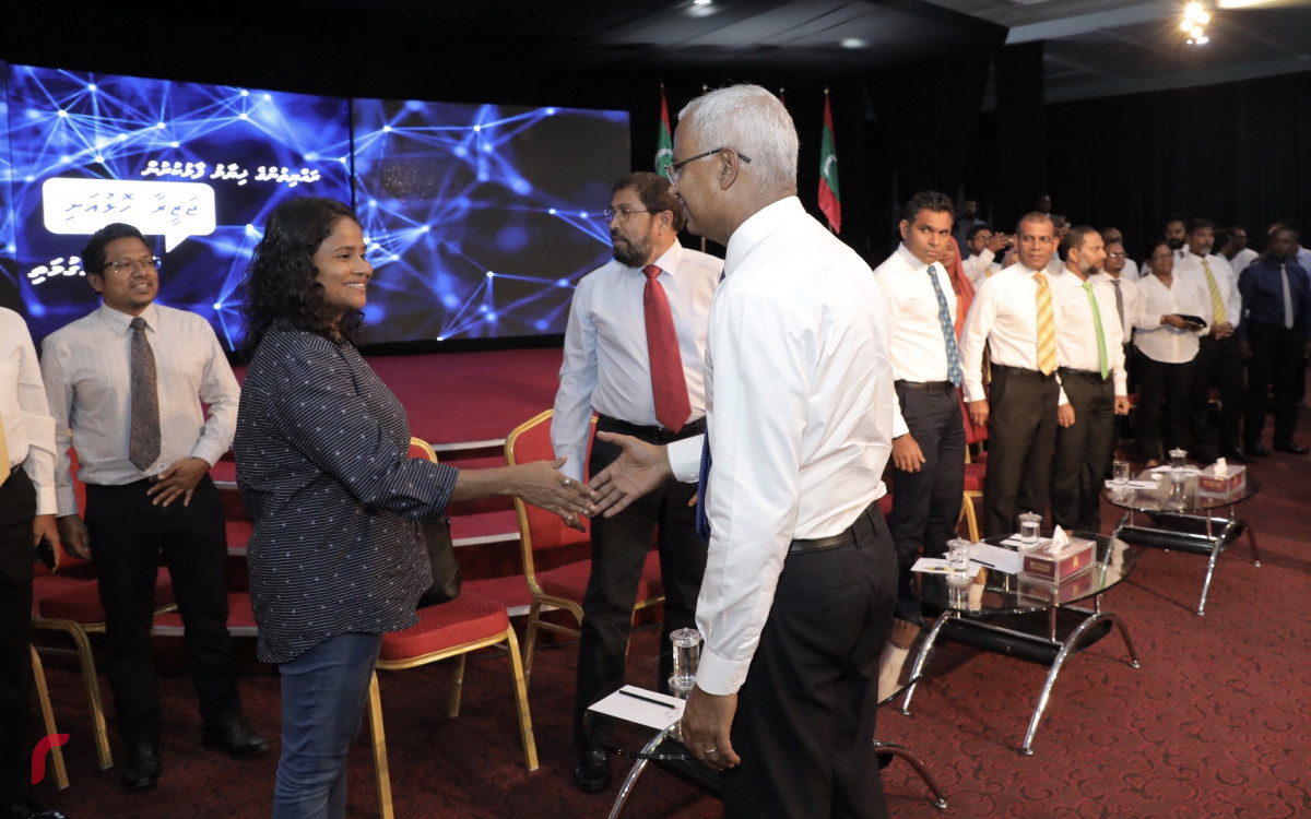 ނޮވެމްބަރު 5، 2018: ރައްޔިތުންގެ ހިޔާލު ހޯދުމަށް ސިލްސިލާކޮށް ކުރިއަށްގެންދާ ޖަޒީރާ ހޮޅުއަށި ފޯރަމްގެ ތެރެއިން، މި ހަރަކާތުގައި އިންތިހާބީ ރައީސް އިބްރާހިމް މުހައްމަދު ސޯލިހުގެ އިތުރުން އިންތިހާބީ ނާއިބު ރައީސް ފައިސަލް ނަސީމް އަދި ކުރީގެ ރައީސް މުހައްމަދު ނަޝީދު ބައިވެރިވެ ވަޑައިގެންފައި ވާއިރު ފޯރަމްގައި ވަނީ ރައްޔިތުންގެ ކަންބޮޑުވުންތައް އިންތިހާބީ އައު ސަރުކާރުގެ އިސްވެރިންނާއި ހިއްސާކޮށްފައި-- ފޮޓޯ: މުހައްމަދު ޝަރުހާން / ރާއްޖެ އެމްވީ