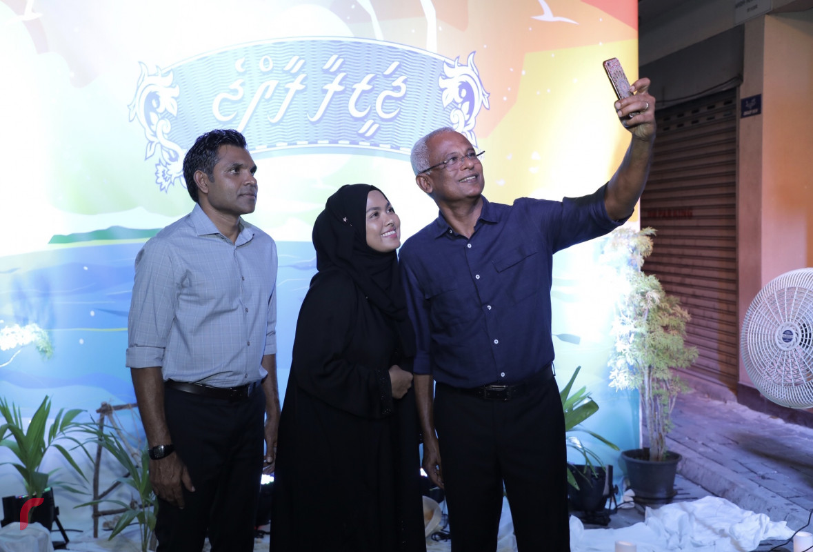 ނޮވެމްބަރު 6، 2018 : ރިޔާސީ އިންތިހާބުގެ ކާމިޔާބީ ފާހަގަކުރުމަށް ގަލޮޅުގައި ކުރިއަށްގެންދިޔަ ހަރަކާތުގެ ތެރެއިން، މި ހަރަކާތުގައި އިންތިހާބީ ރައީސް އިބްރާހިމް މުހައްމަދު ސޯލިހުގެ އިތުރުން އިންތިހާބީ ނާއިބު ރައީސް ފައިސަލް ނަސީމް ވަނީ ބައިވެރިވެ ވަޑައިގެންފައި --- ފޮޓޯ: މުހައްމަދު ޝަރުހާން / ރާއްޖެ އެމްވީ