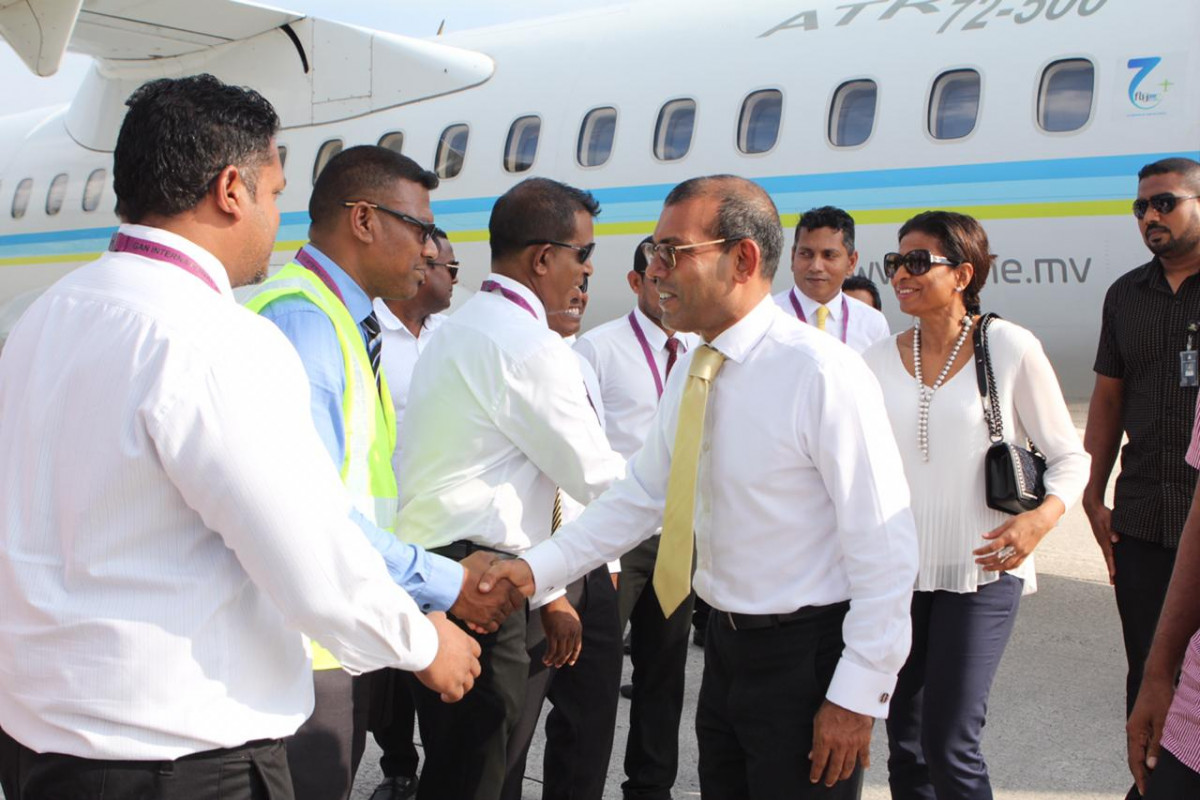 ނޮވެމްބަރު 6، 2018: ކުރީގެ ރައީސް މުހައްމަދު ނަޝީދު އައްޑޫ ސިޓީއަށް ކުރައްވަމުންގެންދަވާ ދަތުރުފުޅުގެ ތެރެއިން، ރައީސް ނަޝީދު އައްޑޫސިޓީއަށް ވަޑައިގަތުމުން އެތައް ހާސް ބަޔަކު ރައީސް އަށް މަރުހަބާ ދަންނަވާފައިވާއިރު މި ދަތުރުފުޅުގައި ރައީސް ނަޝީދާ އެކު އެމަނިކުފާނުގެ އަނބިކަނބަލުން ލައިލާ އަލީ އާއި އެމްޑީޕީގެ ލީޑަރޝިޕްގެ އިސް ބޭފުޅުންނާއި ރައްޔިތުންގެ މަޖިލީހުގެ އެމްޑީޕީއަށް ނިސްބަތްވާ ގިނަ މެމްބަރުން ވަނީ ބައިވެރިވެ ވަޑައިގެންފައިއެވެ.. -- ފޮޓޯ : އަންޖު