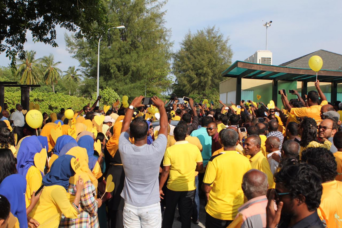 ނޮވެމްބަރު 6، 2018: ކުރީގެ ރައީސް މުހައްމަދު ނަޝީދު އައްޑޫ ސިޓީއަށް ކުރައްވަމުންގެންދަވާ ދަތުރުފުޅުގެ ތެރެއިން، ރައީސް ނަޝީދު އައްޑޫސިޓީއަށް ވަޑައިގަތުމުން އެތައް ހާސް ބަޔަކު ރައީސް އަށް މަރުހަބާ ދަންނަވާފައިވާއިރު މި ދަތުރުފުޅުގައި ރައީސް ނަޝީދާ އެކު އެމަނިކުފާނުގެ އަނބިކަނބަލުން ލައިލާ އަލީ އާއި އެމްޑީޕީގެ ލީޑަރޝިޕްގެ އިސް ބޭފުޅުންނާއި ރައްޔިތުންގެ މަޖިލީހުގެ އެމްޑީޕީއަށް ނިސްބަތްވާ ގިނަ މެމްބަރުން ވަނީ ބައިވެރިވެ ވަޑައިގެންފައިއެވެ.. -- ފޮޓޯ : އަންޖު