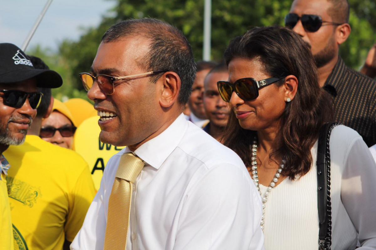 ނޮވެމްބަރު 6، 2018: ކުރީގެ ރައީސް މުހައްމަދު ނަޝީދު އައްޑޫ ސިޓީއަށް ކުރައްވަމުންގެންދަވާ ދަތުރުފުޅުގެ ތެރެއިން، ރައީސް ނަޝީދު އައްޑޫސިޓީއަށް ވަޑައިގަތުމުން އެތައް ހާސް ބަޔަކު ރައީސް އަށް މަރުހަބާ ދަންނަވާފައިވާއިރު މި ދަތުރުފުޅުގައި ރައީސް ނަޝީދާ އެކު އެމަނިކުފާނުގެ އަނބިކަނބަލުން ލައިލާ އަލީ އާއި އެމްޑީޕީގެ ލީޑަރޝިޕްގެ އިސް ބޭފުޅުންނާއި ރައްޔިތުންގެ މަޖިލީހުގެ އެމްޑީޕީއަށް ނިސްބަތްވާ ގިނަ މެމްބަރުން ވަނީ ބައިވެރިވެ ވަޑައިގެންފައިއެވެ.. -- ފޮޓޯ : އަންޖު