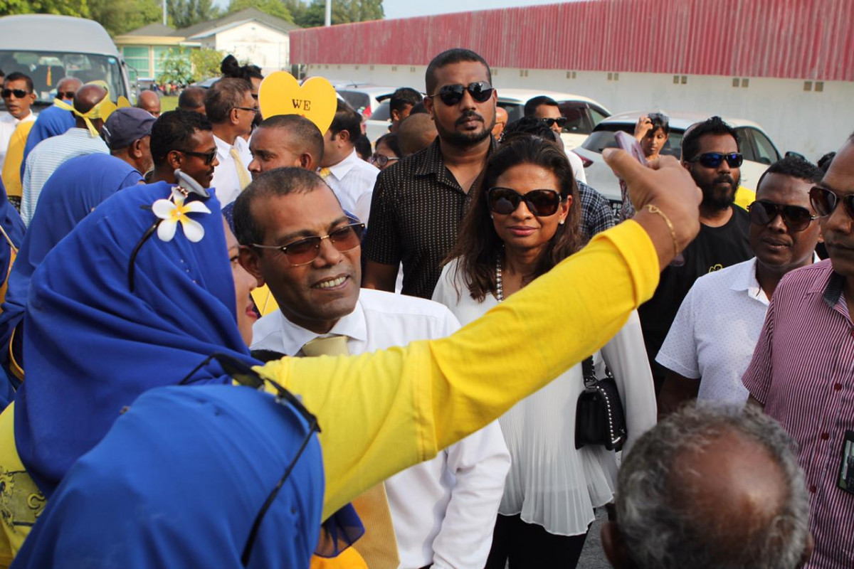 ނޮވެމްބަރު 6، 2018: ކުރީގެ ރައީސް މުހައްމަދު ނަޝީދު އައްޑޫ ސިޓީއަށް ކުރައްވަމުންގެންދަވާ ދަތުރުފުޅުގެ ތެރެއިން، ރައީސް ނަޝީދު އައްޑޫސިޓީއަށް ވަޑައިގަތުމުން އެތައް ހާސް ބަޔަކު ރައީސް އަށް މަރުހަބާ ދަންނަވާފައިވާއިރު މި ދަތުރުފުޅުގައި ރައީސް ނަޝީދާ އެކު އެމަނިކުފާނުގެ އަނބިކަނބަލުން ލައިލާ އަލީ އާއި އެމްޑީޕީގެ ލީޑަރޝިޕްގެ އިސް ބޭފުޅުންނާއި ރައްޔިތުންގެ މަޖިލީހުގެ އެމްޑީޕީއަށް ނިސްބަތްވާ ގިނަ މެމްބަރުން ވަނީ ބައިވެރިވެ ވަޑައިގެންފައިއެވެ.. -- ފޮޓޯ : އަންޖު