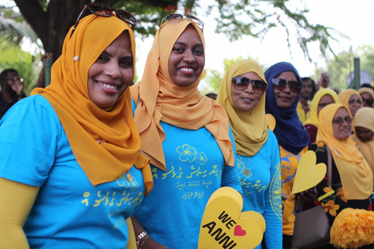 ނޮވެމްބަރު 6، 2018: ކުރީގެ ރައީސް މުހައްމަދު ނަޝީދު އައްޑޫ ސިޓީއަށް ކުރައްވަމުންގެންދަވާ ދަތުރުފުޅުގެ ތެރެއިން، ރައީސް ނަޝީދު އައްޑޫސިޓީއަށް ވަޑައިގަތުމުން އެތައް ހާސް ބަޔަކު ރައީސް އަށް މަރުހަބާ ދަންނަވާފައިވާއިރު މި ދަތުރުފުޅުގައި ރައީސް ނަޝީދާ އެކު އެމަނިކުފާނުގެ އަނބިކަނބަލުން ލައިލާ އަލީ އާއި އެމްޑީޕީގެ ލީޑަރޝިޕްގެ އިސް ބޭފުޅުންނާއި ރައްޔިތުންގެ މަޖިލީހުގެ އެމްޑީޕީއަށް ނިސްބަތްވާ ގިނަ މެމްބަރުން ވަނީ ބައިވެރިވެ ވަޑައިގެންފައިއެވެ.. -- ފޮޓޯ : އަންޖު