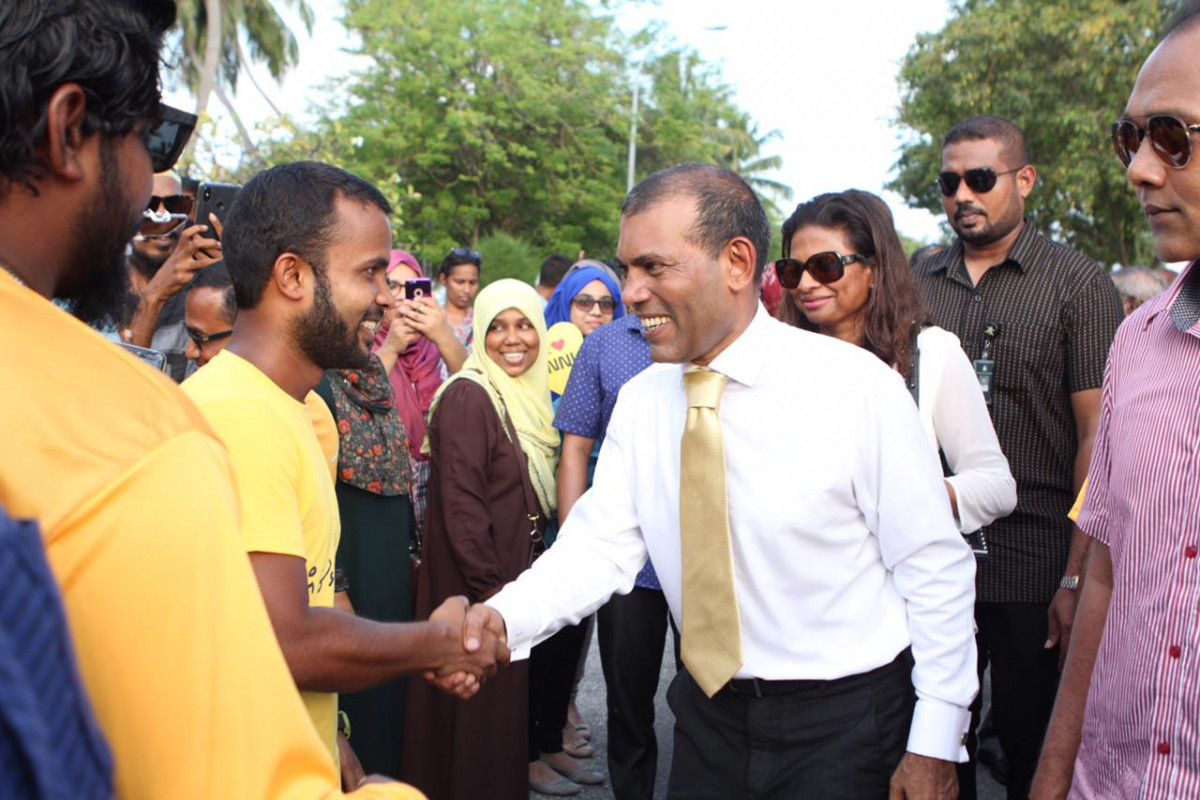 ނޮވެމްބަރު 6، 2018: ކުރީގެ ރައީސް މުހައްމަދު ނަޝީދު އައްޑޫ ސިޓީއަށް ކުރައްވަމުންގެންދަވާ ދަތުރުފުޅުގެ ތެރެއިން، ރައީސް ނަޝީދު އައްޑޫސިޓީއަށް ވަޑައިގަތުމުން އެތައް ހާސް ބަޔަކު ރައީސް އަށް މަރުހަބާ ދަންނަވާފައިވާއިރު މި ދަތުރުފުޅުގައި ރައީސް ނަޝީދާ އެކު އެމަނިކުފާނުގެ އަނބިކަނބަލުން ލައިލާ އަލީ އާއި އެމްޑީޕީގެ ލީޑަރޝިޕްގެ އިސް ބޭފުޅުންނާއި ރައްޔިތުންގެ މަޖިލީހުގެ އެމްޑީޕީއަށް ނިސްބަތްވާ ގިނަ މެމްބަރުން ވަނީ ބައިވެރިވެ ވަޑައިގެންފައިއެވެ.. -- ފޮޓޯ : އަންޖު