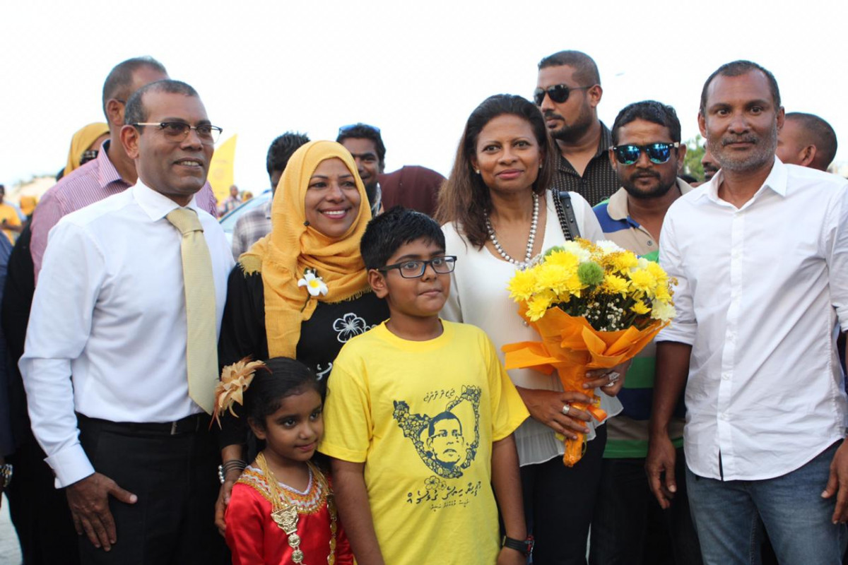 ނޮވެމްބަރު 6، 2018: ކުރީގެ ރައީސް މުހައްމަދު ނަޝީދު އައްޑޫ ސިޓީއަށް ކުރައްވަމުންގެންދަވާ ދަތުރުފުޅުގެ ތެރެއިން، ރައީސް ނަޝީދު އައްޑޫސިޓީއަށް ވަޑައިގަތުމުން އެތައް ހާސް ބަޔަކު ރައީސް އަށް މަރުހަބާ ދަންނަވާފައިވާއިރު މި ދަތުރުފުޅުގައި ރައީސް ނަޝީދާ އެކު އެމަނިކުފާނުގެ އަނބިކަނބަލުން ލައިލާ އަލީ އާއި އެމްޑީޕީގެ ލީޑަރޝިޕްގެ އިސް ބޭފުޅުންނާއި ރައްޔިތުންގެ މަޖިލީހުގެ އެމްޑީޕީއަށް ނިސްބަތްވާ ގިނަ މެމްބަރުން ވަނީ ބައިވެރިވެ ވަޑައިގެންފައިއެވެ.. -- ފޮޓޯ : އަންޖު