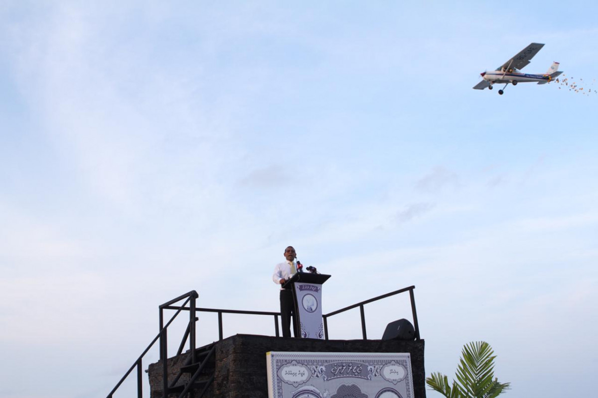 ނޮވެމްބަރު 6، 2018: ކުރީގެ ރައީސް މުހައްމަދު ނަޝީދު އައްޑޫ ސިޓީއަށް ކުރައްވަމުންގެންދަވާ ދަތުރުފުޅުގެ ތެރެއިން، ރައީސް ނަޝީދު އައްޑޫސިޓީއަށް ވަޑައިގަތުމުން އެތައް ހާސް ބަޔަކު ރައީސް އަށް މަރުހަބާ ދަންނަވާފައިވާއިރު މި ދަތުރުފުޅުގައި ރައީސް ނަޝީދާ އެކު އެމަނިކުފާނުގެ އަނބިކަނބަލުން ލައިލާ އަލީ އާއި އެމްޑީޕީގެ ލީޑަރޝިޕްގެ އިސް ބޭފުޅުންނާއި ރައްޔިތުންގެ މަޖިލީހުގެ އެމްޑީޕީއަށް ނިސްބަތްވާ ގިނަ މެމްބަރުން ވަނީ ބައިވެރިވެ ވަޑައިގެންފައިއެވެ.. -- ފޮޓޯ : އަންޖު