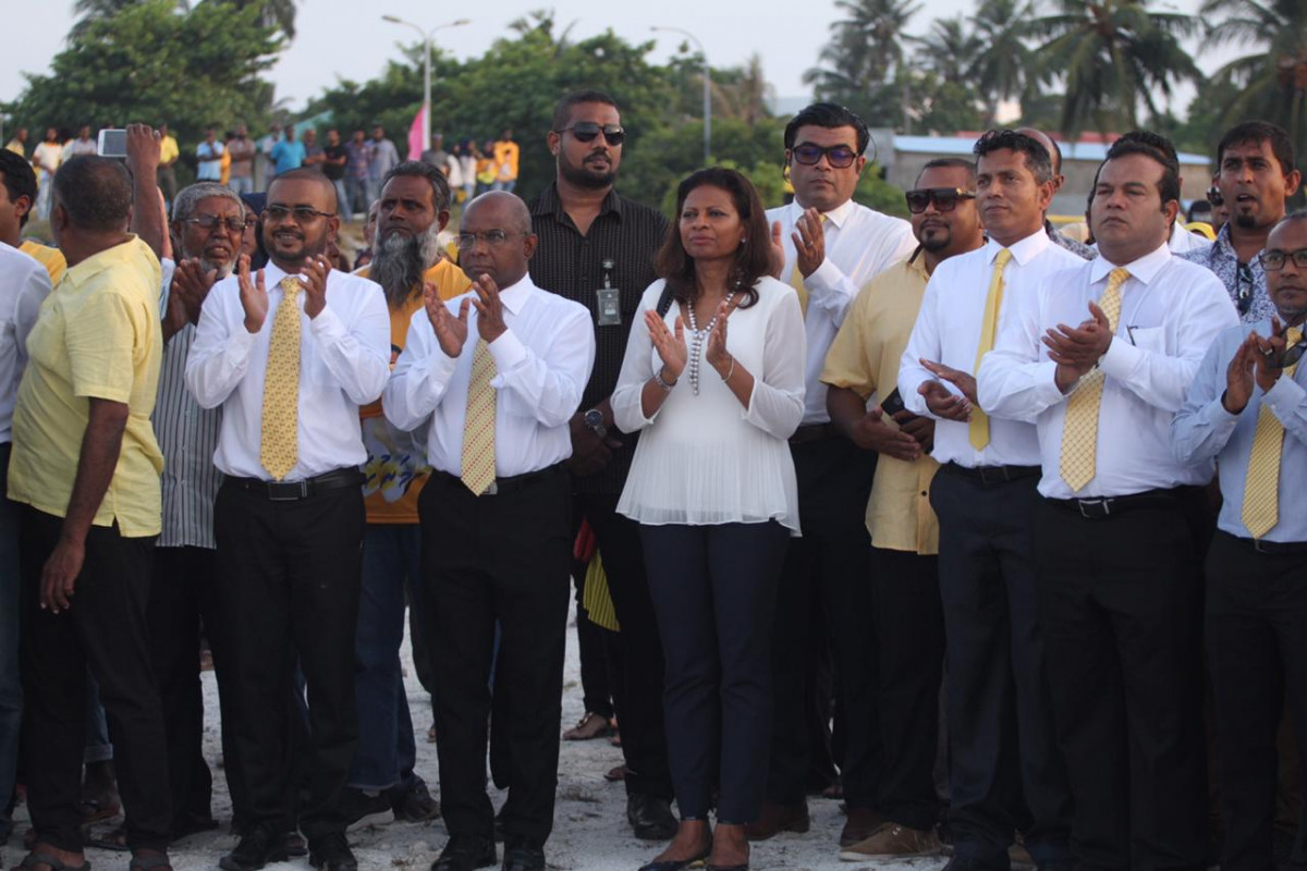 ނޮވެމްބަރު 6، 2018: ކުރީގެ ރައީސް މުހައްމަދު ނަޝީދު އައްޑޫ ސިޓީއަށް ކުރައްވަމުންގެންދަވާ ދަތުރުފުޅުގެ ތެރެއިން، ރައީސް ނަޝީދު އައްޑޫސިޓީއަށް ވަޑައިގަތުމުން އެތައް ހާސް ބަޔަކު ރައީސް އަށް މަރުހަބާ ދަންނަވާފައިވާއިރު މި ދަތުރުފުޅުގައި ރައީސް ނަޝީދާ އެކު އެމަނިކުފާނުގެ އަނބިކަނބަލުން ލައިލާ އަލީ އާއި އެމްޑީޕީގެ ލީޑަރޝިޕްގެ އިސް ބޭފުޅުންނާއި ރައްޔިތުންގެ މަޖިލީހުގެ އެމްޑީޕީއަށް ނިސްބަތްވާ ގިނަ މެމްބަރުން ވަނީ ބައިވެރިވެ ވަޑައިގެންފައިއެވެ.. -- ފޮޓޯ : އަންޖު