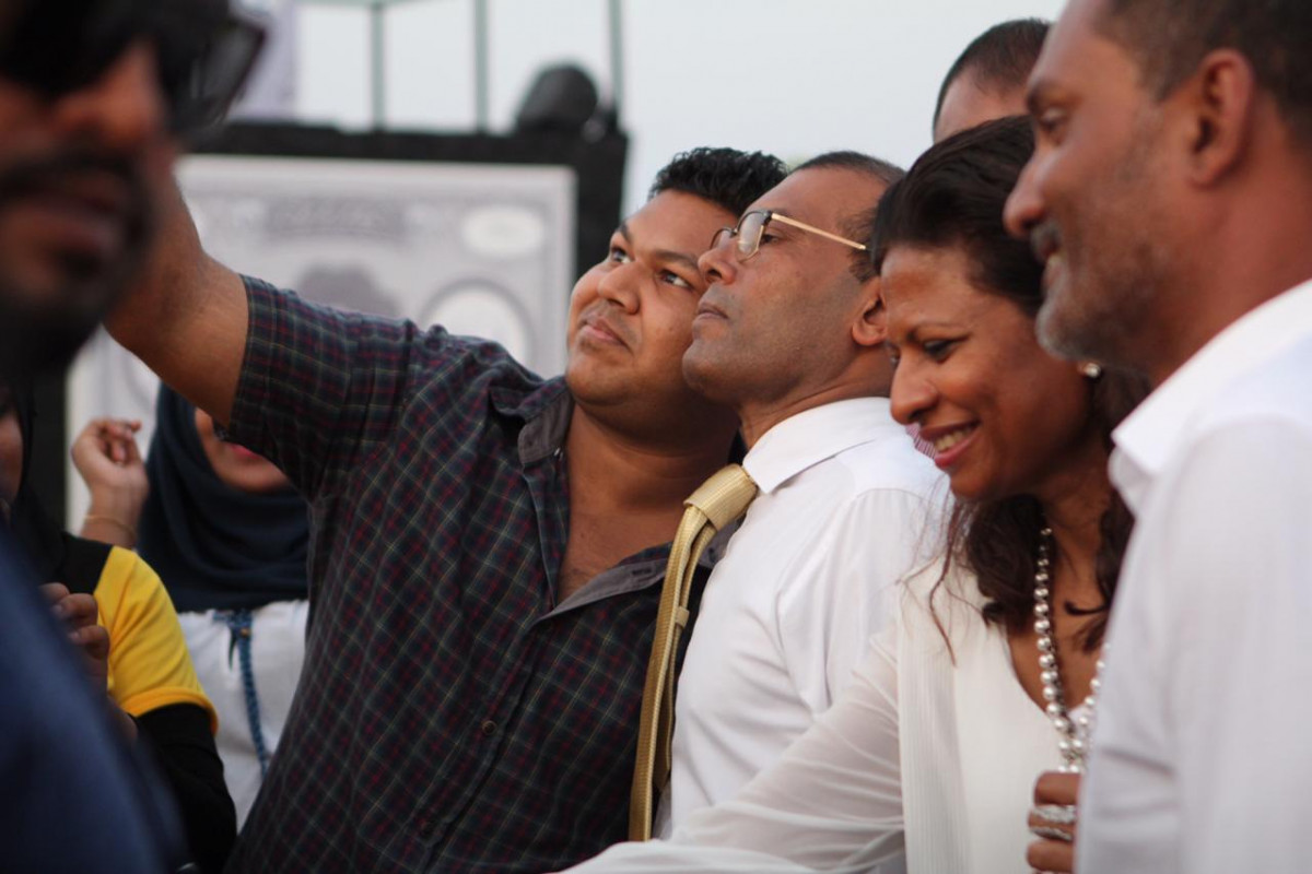 ނޮވެމްބަރު 6، 2018: ކުރީގެ ރައީސް މުހައްމަދު ނަޝީދު އައްޑޫ ސިޓީއަށް ކުރައްވަމުންގެންދަވާ ދަތުރުފުޅުގެ ތެރެއިން، ރައީސް ނަޝީދު އައްޑޫސިޓީއަށް ވަޑައިގަތުމުން އެތައް ހާސް ބަޔަކު ރައީސް އަށް މަރުހަބާ ދަންނަވާފައިވާއިރު މި ދަތުރުފުޅުގައި ރައީސް ނަޝީދާ އެކު އެމަނިކުފާނުގެ އަނބިކަނބަލުން ލައިލާ އަލީ އާއި އެމްޑީޕީގެ ލީޑަރޝިޕްގެ އިސް ބޭފުޅުންނާއި ރައްޔިތުންގެ މަޖިލީހުގެ އެމްޑީޕީއަށް ނިސްބަތްވާ ގިނަ މެމްބަރުން ވަނީ ބައިވެރިވެ ވަޑައިގެންފައިއެވެ.. -- ފޮޓޯ : އަންޖު