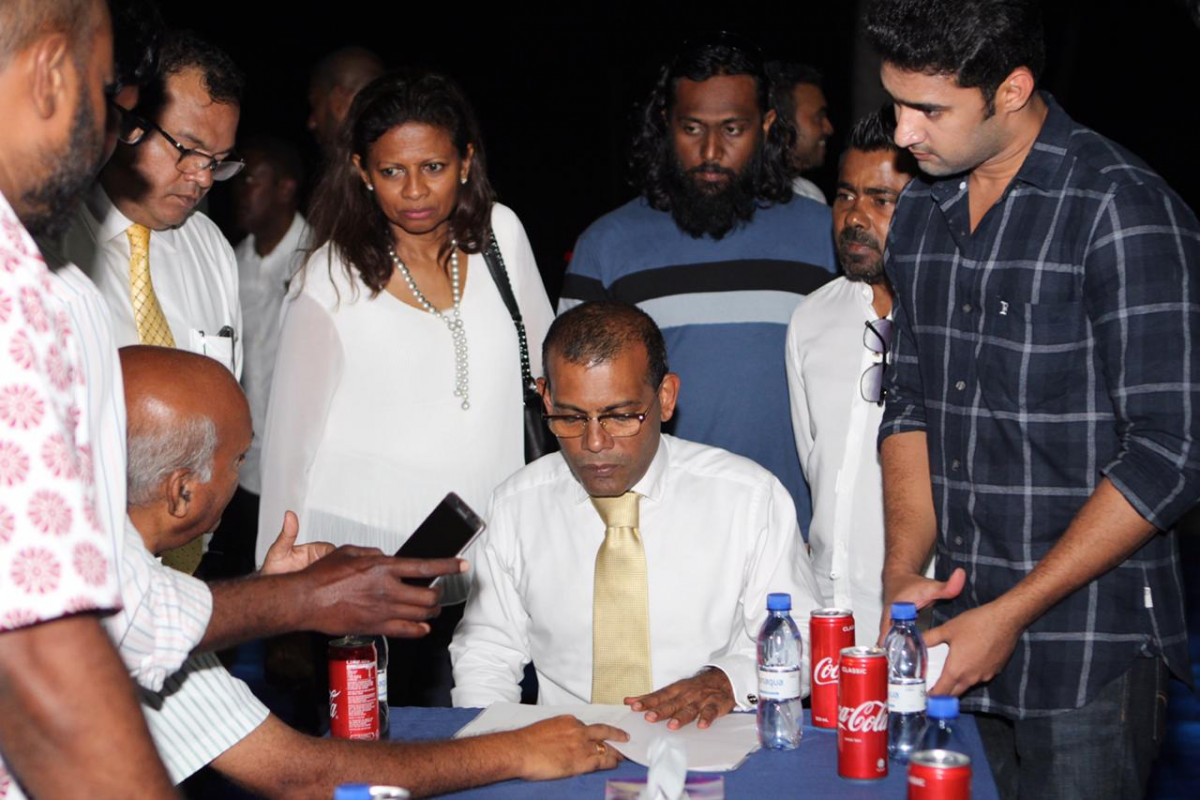 ނޮވެމްބަރު 6، 2018: ކުރީގެ ރައީސް މުހައްމަދު ނަޝީދު އައްޑޫ ސިޓީއަށް ކުރައްވަމުންގެންދަވާ ދަތުރުފުޅުގެ ތެރެއިން، ރައީސް ނަޝީދު އައްޑޫސިޓީއަށް ވަޑައިގަތުމުން އެތައް ހާސް ބަޔަކު ރައީސް އަށް މަރުހަބާ ދަންނަވާފައިވާއިރު މި ދަތުރުފުޅުގައި ރައީސް ނަޝީދާ އެކު އެމަނިކުފާނުގެ އަނބިކަނބަލުން ލައިލާ އަލީ އާއި އެމްޑީޕީގެ ލީޑަރޝިޕްގެ އިސް ބޭފުޅުންނާއި ރައްޔިތުންގެ މަޖިލީހުގެ އެމްޑީޕީއަށް ނިސްބަތްވާ ގިނަ މެމްބަރުން ވަނީ ބައިވެރިވެ ވަޑައިގެންފައިއެވެ.. -- ފޮޓޯ : އަންޖު