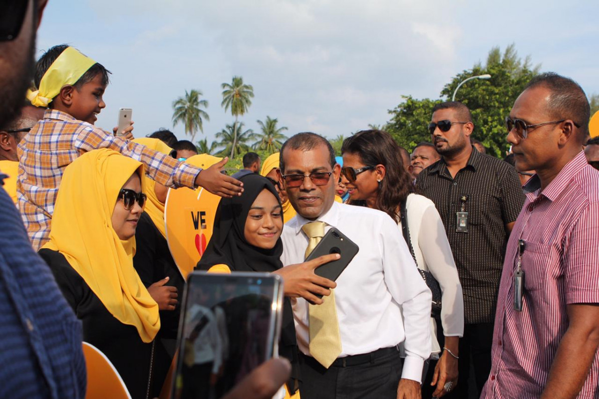 ނޮވެމްބަރު 6، 2018: ކުރީގެ ރައީސް މުހައްމަދު ނަޝީދު އައްޑޫ ސިޓީއަށް ކުރައްވަމުންގެންދަވާ ދަތުރުފުޅުގެ ތެރެއިން، ރައީސް ނަޝީދު އައްޑޫސިޓީއަށް ވަޑައިގަތުމުން އެތައް ހާސް ބަޔަކު ރައީސް އަށް މަރުހަބާ ދަންނަވާފައިވާއިރު މި ދަތުރުފުޅުގައި ރައީސް ނަޝީދާ އެކު އެމަނިކުފާނުގެ އަނބިކަނބަލުން ލައިލާ އަލީ އާއި އެމްޑީޕީގެ ލީޑަރޝިޕްގެ އިސް ބޭފުޅުންނާއި ރައްޔިތުންގެ މަޖިލީހުގެ އެމްޑީޕީއަށް ނިސްބަތްވާ ގިނަ މެމްބަރުން ވަނީ ބައިވެރިވެ ވަޑައިގެންފައިއެވެ.. -- ފޮޓޯ : އަންޖު