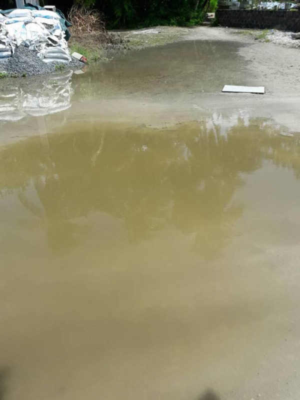 މުލީގެ މަގުމަތަކަށް ނަޖިސް ފެން ބޭރުވެ ފެން ބޮޑުވެފައި: ފޮޓޯ: ކައުންސިލް