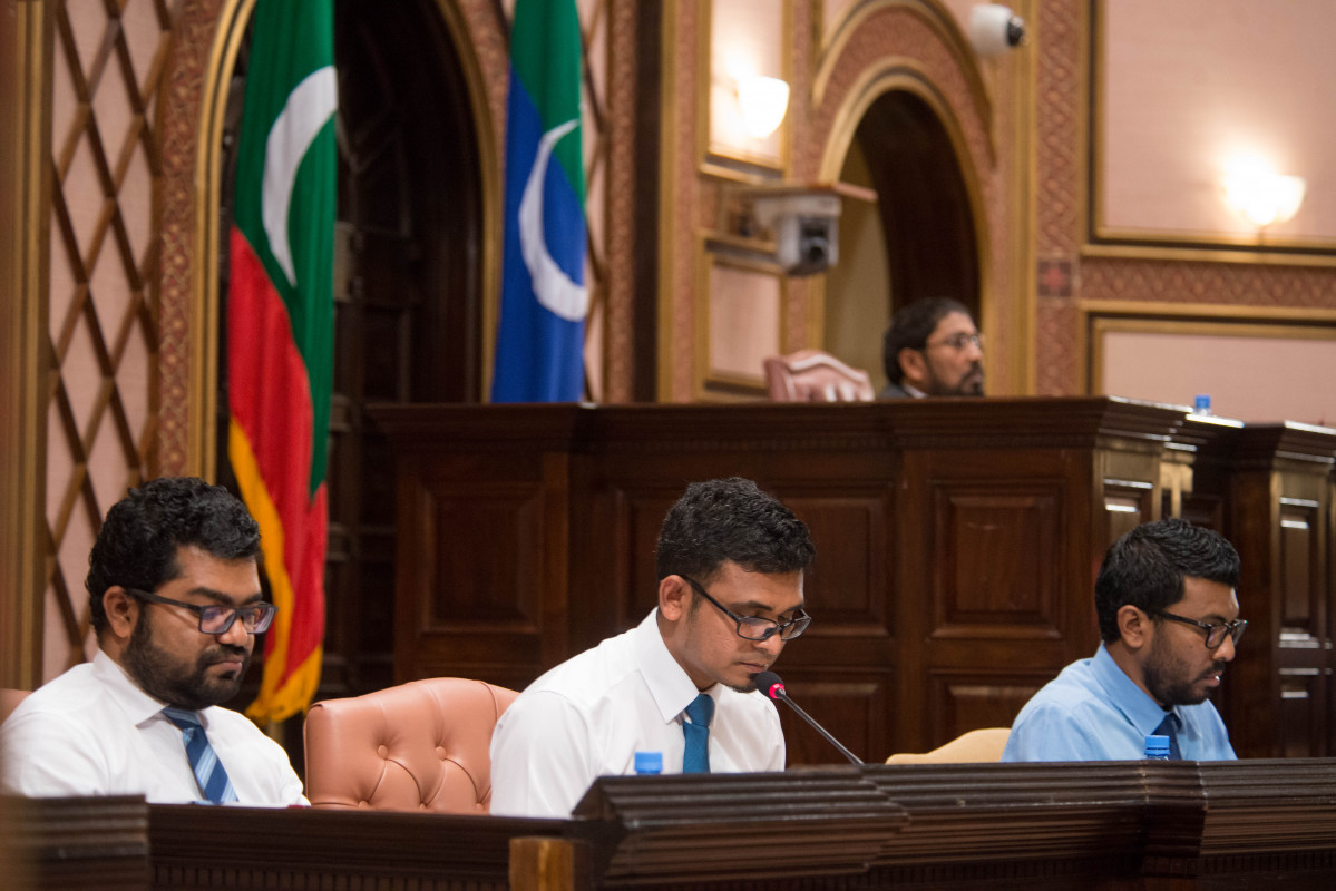 ފިނޭންސް މިނިސްޓަރ އަހްމަދު މުނައްވަރު މަޖިލީހަށް ބަޖެޓް ހުށަހަޅުއްވަނީ