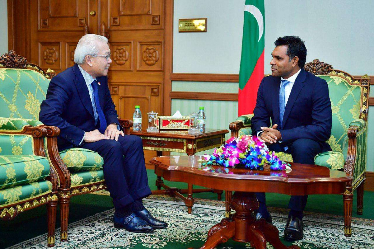 ސިންގަޕޫރުން ރާއްޖެއަށް ކަނޑައަޅުއްވާފައި ހުންނަވާ ސަފީރު، ނައިބު ރައީސާއެކު ބޭއްވެވި ބައްދަލު ކުރެއްވުމުގެ ތެރެއިން- ފޮޓޯ: ރައީސް އޮފީސް