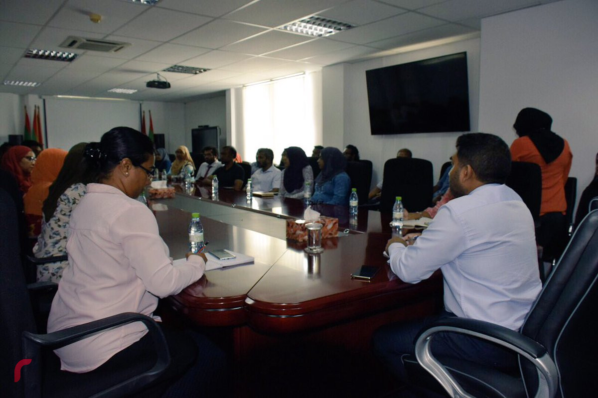 ކްލިނިކް ތަކުގެ ވެރިންނާ ހެލްތު މިނިސްޓަރ ބައްދަލު ކުރައްވަނީ