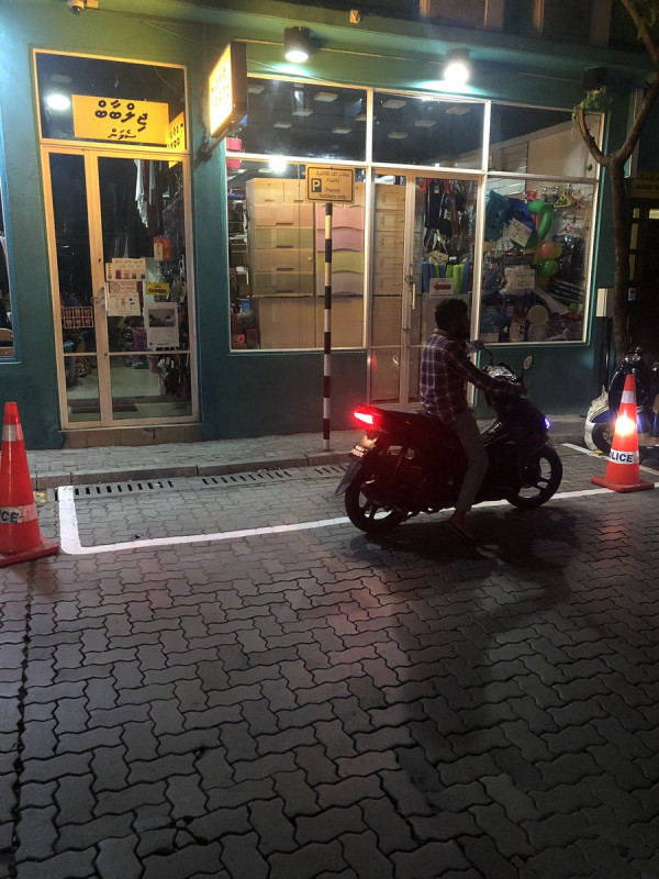 ލޮނުޒިޔާރަތް މަގުގެ މި ސަރަހައްދަކީ މިހާރުވެސް ވެހިކަލްތައް ޕާކު ކުރުމަށްޓަކައި ދަތި ސަރަހައްދެއް