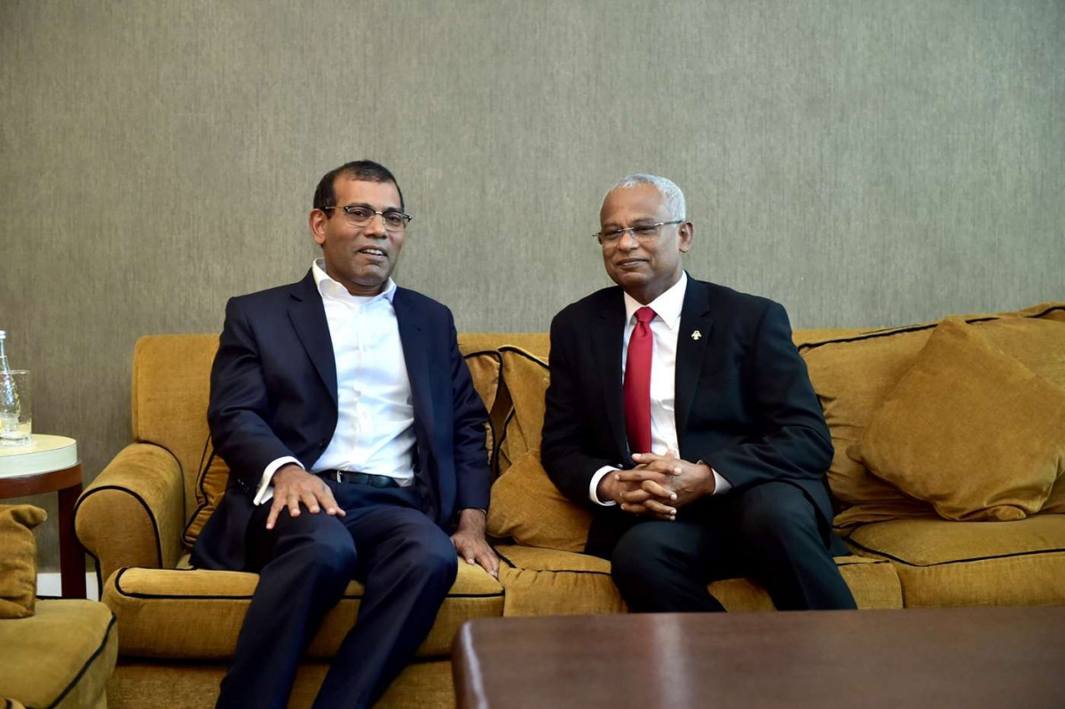 ޑިސެމްބަރު 16، 2018: އިންޑިއާއަށް ފުރާވަޑައިގެންނެވުމުގެ ކުރިން ރައީސް އިބްރާޙިމް މުހައްމަދު ސޯލިހް އާއި ކުރީގެ ރައީސް މުހައްމަދު ނަޝީދު-- ފޮޓޯ: ރައީސް އޮފީސް