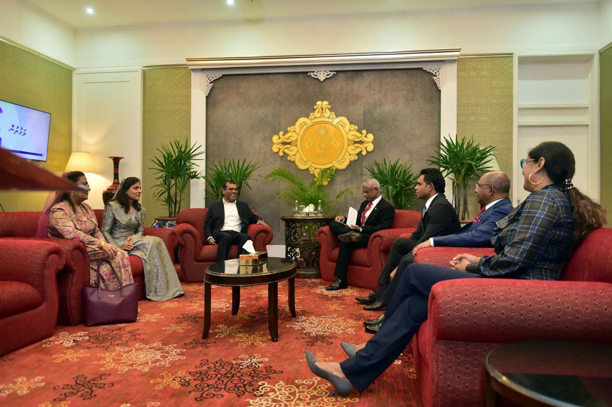 ޑިސެމްބަރު 16، 2018: އިންޑިއާއަށް ފުރާވަޑައިގެންނެވުމުގެ ކުރިން ރައީސް އިބްރާޙިމް މުހައްމަދު ސޯލިހް އާއި އިސް ބޭފުޅުން އެއާޕޯޓްގައި-- ފޮޓޯ: ރައީސް އޮފީސް