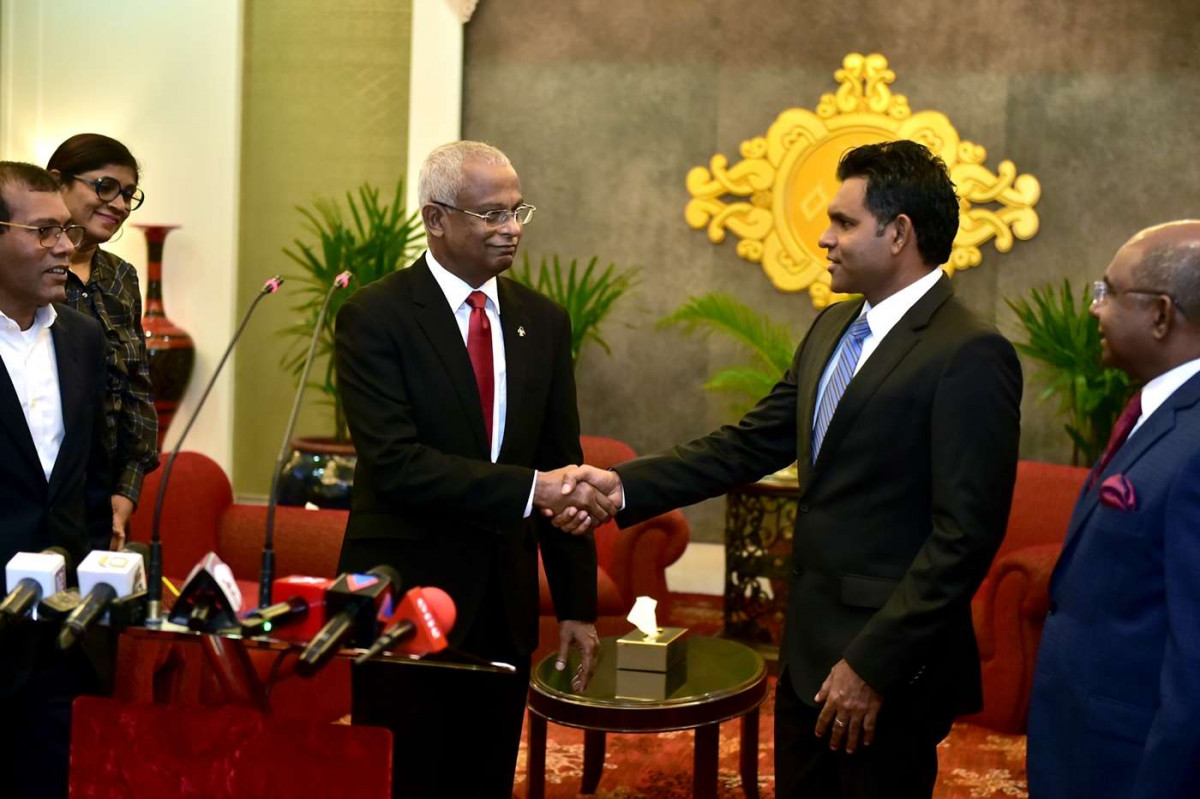 ޑިސެމްބަރު 16، 2018: އިންޑިއާއަށް ފުރާވަޑައިގެންނެވުމުގެ ކުރިން މީޑިއާއަށް ދެއްވި ބަޔާނަށް ފަހު، ރައީސް އިބްރާޙިމް މުހައްމަދު ސޯލިހް، ނައިބު ރައީސް ފައިސަލް ނަސީމާ ސަލާމްކުރައްވަނީ-- ފޮޓޯ: ރައީސް އޮފީސް