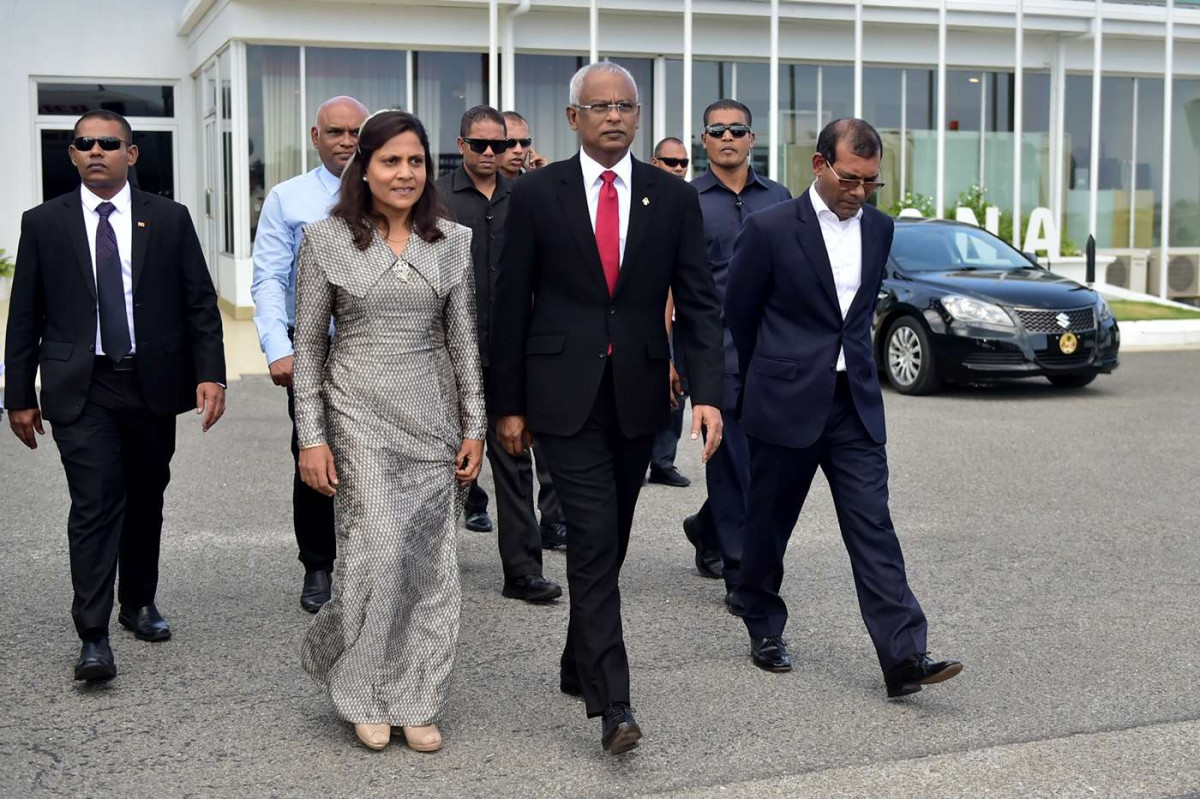 ޑިސެމްބަރު 16، 2018: ރައީސް އިބްރާހިމް މުހައްމަދު ސޯލިހް އާއި އެ މަނިކުފާނުގެ އަނބިކަނބަލުން ފަޒުނާ އަހްމަދު ރާއްޖެއިން ބޭރަށް ކުރައްވާ ރަސްމީ ފުރަތަމަ ދަތުރުފުޅުގައި އިންޑިއާއަށް ވަޑައިގަތުމަށްޓަކައި އެއާ އިންޑިއާގެ ބޯޓަށް އަރައިވަޑައިގަތުމަށް ވަޑައިގަންނަވާއިރު، އެ ބޭފުޅުންނާއެކު ކުރީގެ ރައީސް މުހައްމަދު ނަޝީދު -- ފޮޓޯ: ރައީސް އޮފީސް