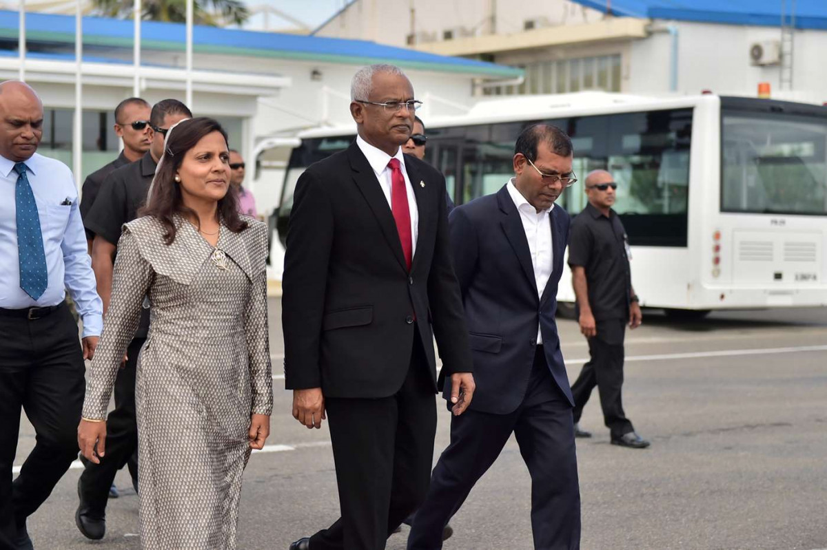 ޑިސެމްބަރު 16، 2018: ރައީސް އިބްރާހިމް މުހައްމަދު ސޯލިހް އާއި އެ މަނިކުފާނުގެ އަނބިކަނބަލުން ފަޒުނާ އަހްމަދު ރާއްޖެއިން ބޭރަށް ކުރައްވާ ރަސްމީ ފުރަތަމަ ދަތުރުފުޅުގައި އިންޑިއާއަށް ވަޑައިގަތުމަށްޓަކައި އެއާ އިންޑިއާގެ ބޯޓަށް އަރައިވަޑައިގަތުމަށް ވަޑައިގަންނަވާއިރު، އެ ބޭފުޅުންނާއެކު ކުރީގެ ރައީސް މުހައްމަދު ނަޝީދު -- ފޮޓޯ: ރައީސް އޮފީސް