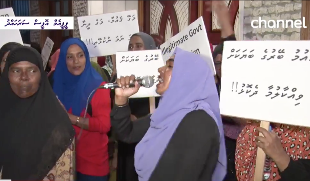 ޕީޕީއެމުން މިދިޔަ ހުކުރު ދުވަހުގެރޭ ކުރި މުޒާހަރާގައި އަންހެނަކު އަޑު އުފުލަނީ