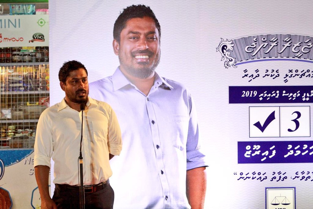 ފައިރޫޒްގެ ކެމްޕޭން ލޯންޗުކުރުމަށް ބޭއްވި ޖަލްސާގެ ތެރެއިން - ޖަލްސާގައި ވާހަކަދައްކަވަމުން ފައިސާއަށް ގޮނޑި ނުވިއްކާނެކަމަށް ފައިރޫޒް ވިދާޅުވި -- ފޮޓޯ: @Simwarr