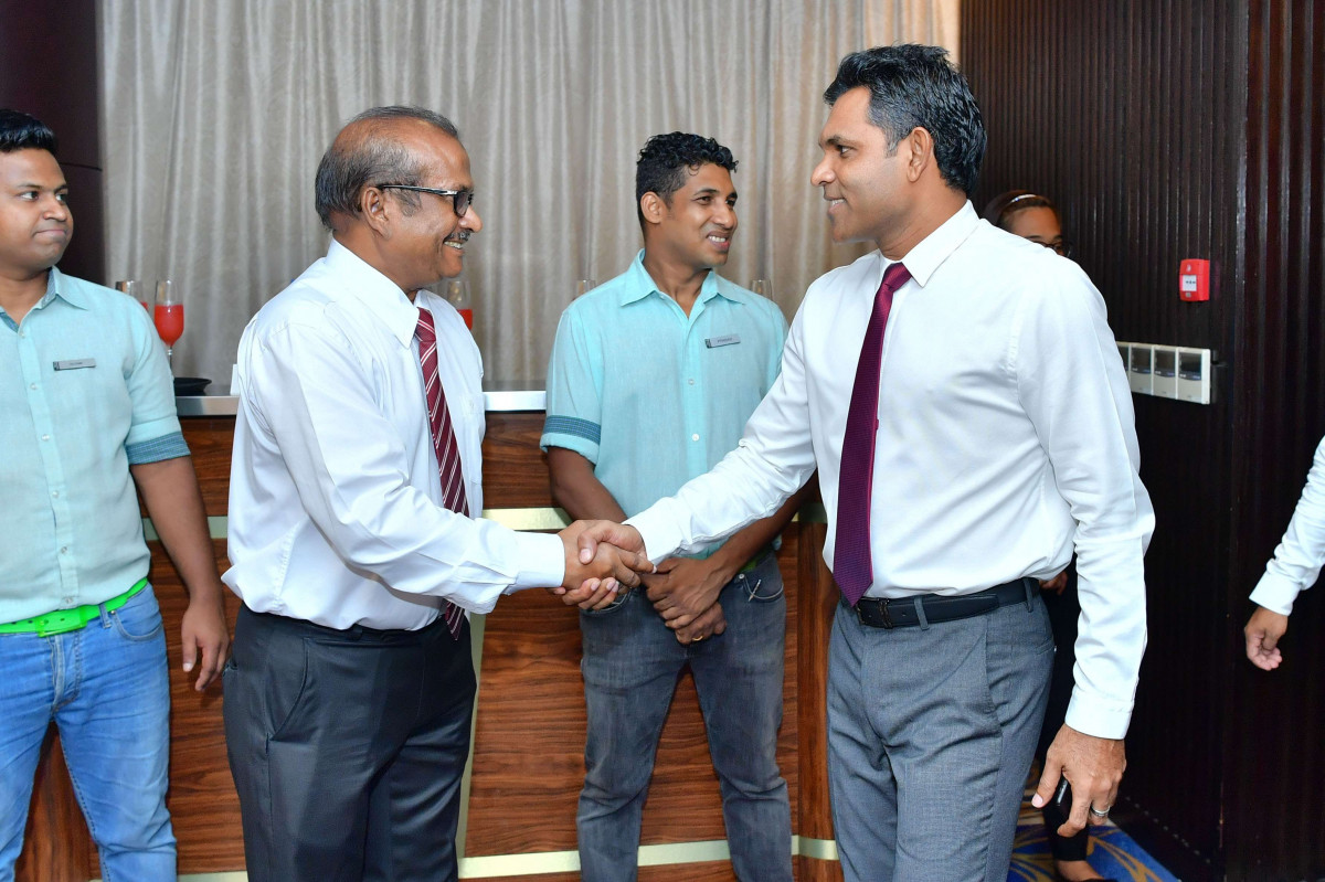 ސިއްޙަތަށް ރަނގަޅު ނޫން ބާވަތްތަކާމެދު ހޭލުންތެރިކުރުމަށް ކުރެވޭ ހޭދަ އިތުރުކުރުމުގެ ވަޢުދުގެ ދަށުން ހިންގުމަށް ހަމަޖެހިފައިވާ ޙަރަކާތްތައް އިފުތިތާޙުކުރުން - ނުރަނގަޅު ކާނާއާ ދެކޮޅަށް ވާހަކަ ދައްކާއިރު އެފަދަ ތަކެތި އިސްތިހާރު ކުރުމާމެދު ސަމާލުވާންޖެހޭ ކަމަށް ވެސް ނައިބު ރައީސް ވިދާޅުވި -- ފޮޓޯ: ރައީސް އޮފީސް