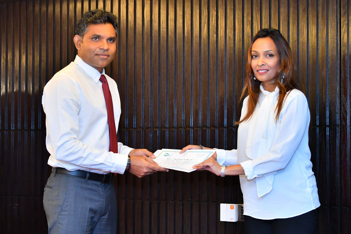 ސިއްޙަތަށް ރަނގަޅު ނޫން ބާވަތްތަކާމެދު ހޭލުންތެރިކުރުމަށް ކުރެވޭ ހޭދަ އިތުރުކުރުމުގެ ވަޢުދުގެ ދަށުން ހިންގުމަށް ހަމަޖެހިފައިވާ ޙަރަކާތްތައް އިފުތިތާޙުކުރުން - "ހެލްތް ޕްރޮމޯޝަން އެޑްވައިޒަރީ ބޯޑު" ގެ މެންބަރުންނާއި ލިޔުން ހަވާލުކުރަނީ -- ފޮޓޯ: ރައީސް އޮފީސް