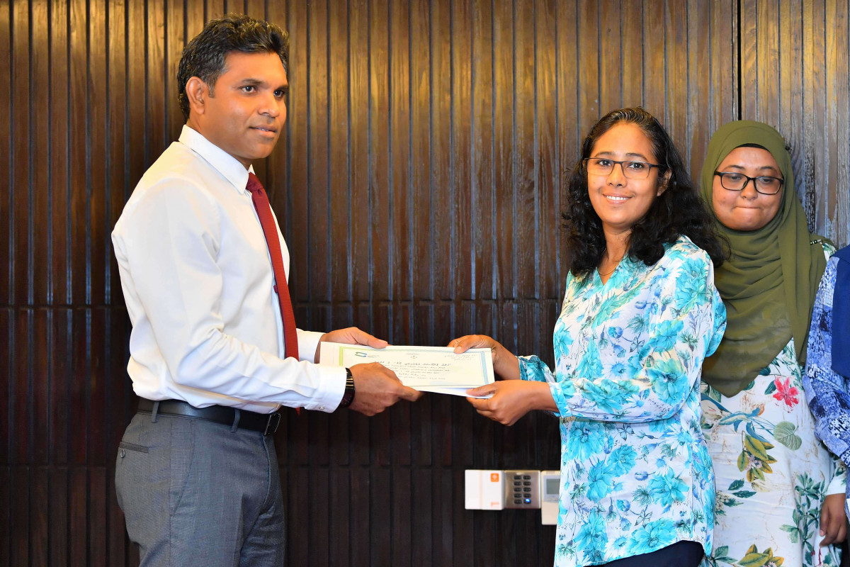 ސިއްޙަތަށް ރަނގަޅު ނޫން ބާވަތްތަކާމެދު ހޭލުންތެރިކުރުމަށް ކުރެވޭ ހޭދަ އިތުރުކުރުމުގެ ވަޢުދުގެ ދަށުން ހިންގުމަށް ހަމަޖެހިފައިވާ ޙަރަކާތްތައް އިފުތިތާޙުކުރުން - "ހެލްތް ޕްރޮމޯޝަން އެޑްވައިޒަރީ ބޯޑު" ގެ މެންބަރުންނާއި ލިޔުން ހަވާލުކުރަނީ -- ފޮޓޯ: ރައީސް އޮފީސް