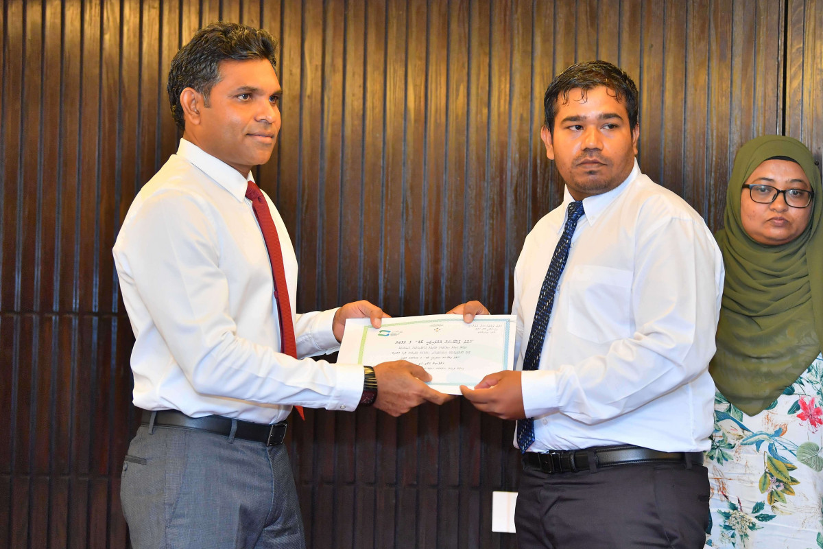 ސިއްޙަތަށް ރަނގަޅު ނޫން ބާވަތްތަކާމެދު ހޭލުންތެރިކުރުމަށް ކުރެވޭ ހޭދަ އިތުރުކުރުމުގެ ވަޢުދުގެ ދަށުން ހިންގުމަށް ހަމަޖެހިފައިވާ ޙަރަކާތްތައް އިފުތިތާޙުކުރުން - "ހެލްތް ޕްރޮމޯޝަން އެޑްވައިޒަރީ ބޯޑު" ގެ މެންބަރުންނާއި ލިޔުން ހަވާލުކުރަނީ -- ފޮޓޯ: ރައީސް އޮފީސް