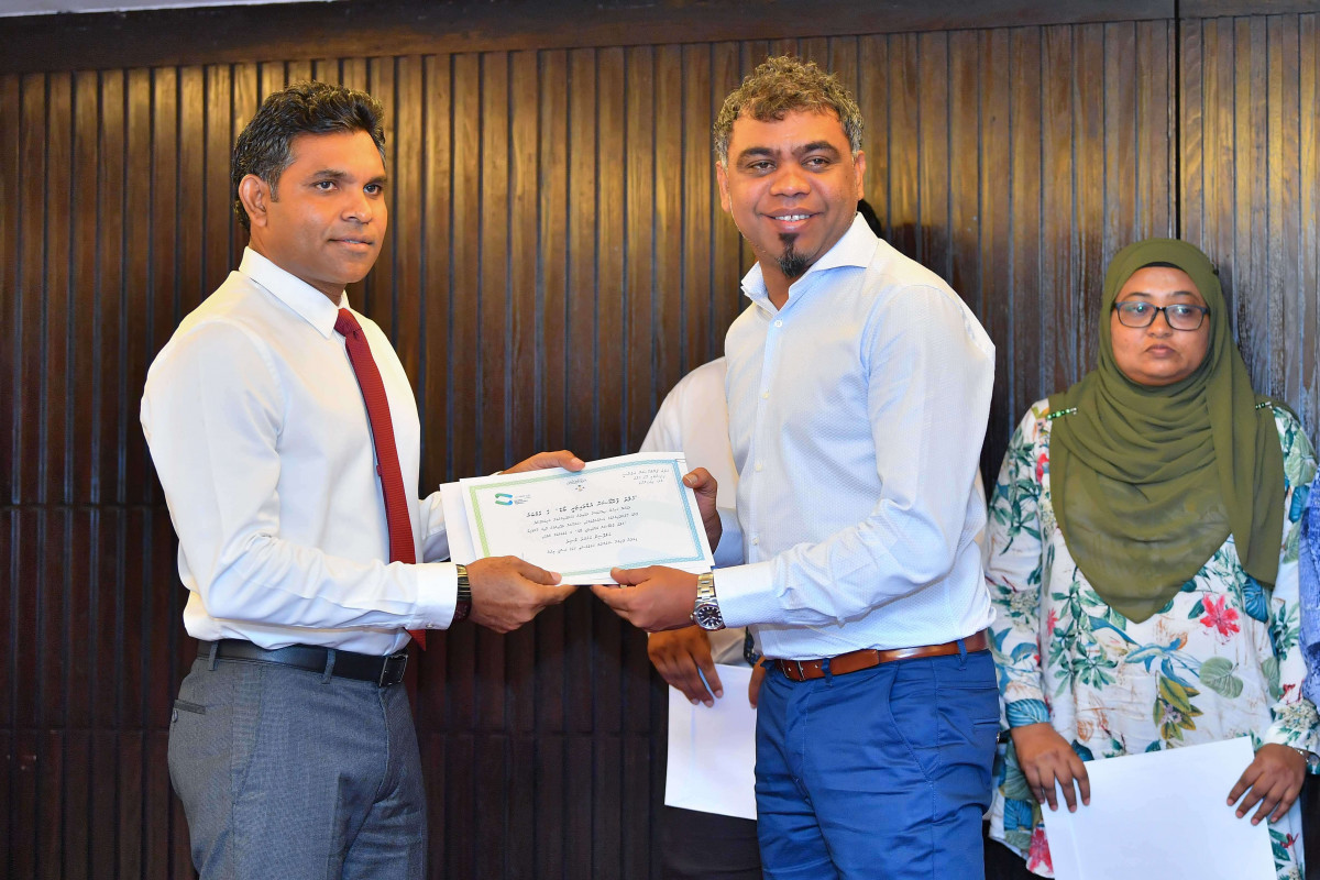 ސިއްޙަތަށް ރަނގަޅު ނޫން ބާވަތްތަކާމެދު ހޭލުންތެރިކުރުމަށް ކުރެވޭ ހޭދަ އިތުރުކުރުމުގެ ވަޢުދުގެ ދަށުން ހިންގުމަށް ހަމަޖެހިފައިވާ ޙަރަކާތްތައް އިފުތިތާޙުކުރުން - "ހެލްތް ޕްރޮމޯޝަން އެޑްވައިޒަރީ ބޯޑު" ގެ މެންބަރުންނާއި ލިޔުން ހަވާލުކުރަނީ -- ފޮޓޯ: ރައީސް އޮފީސް