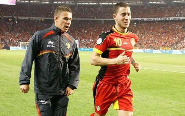 އެޑެން ހަޒާޑް (ކ) އަދި އޭނާގެ ކޮއްކޮ ތޯގަން ހަޒާޑް (ވ)