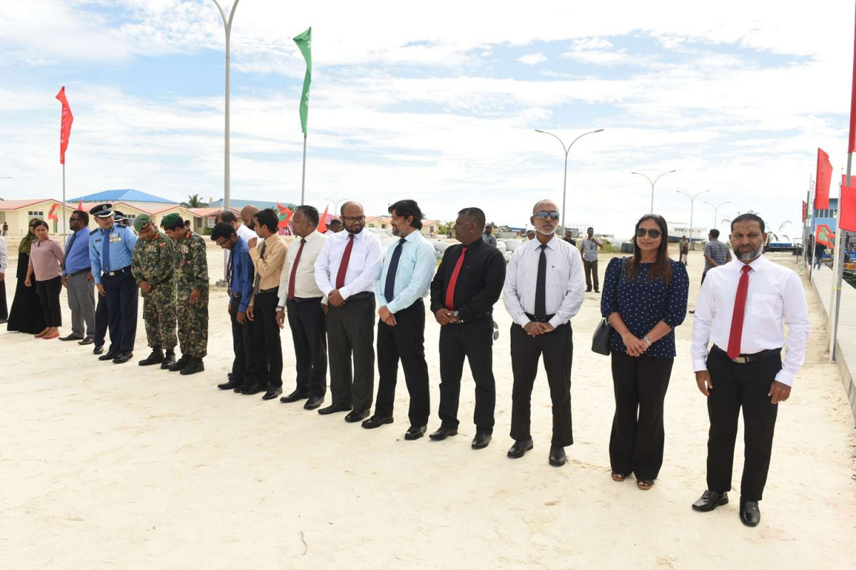 ރ. ދުވާފަރު: ޑިސެމްބަރު 26، 2018: ރައީސް ސޯލިހު ދުވާފަރަށް ވަޑައިގަންނަވާތީ ކެބިނެޓް ބައެއް މިނިސްޓަރުން އެމަނިކުފާނަށް މަރުހަބާ ކިޔުއްވުމަށް ތައްޔާރުވަނީ