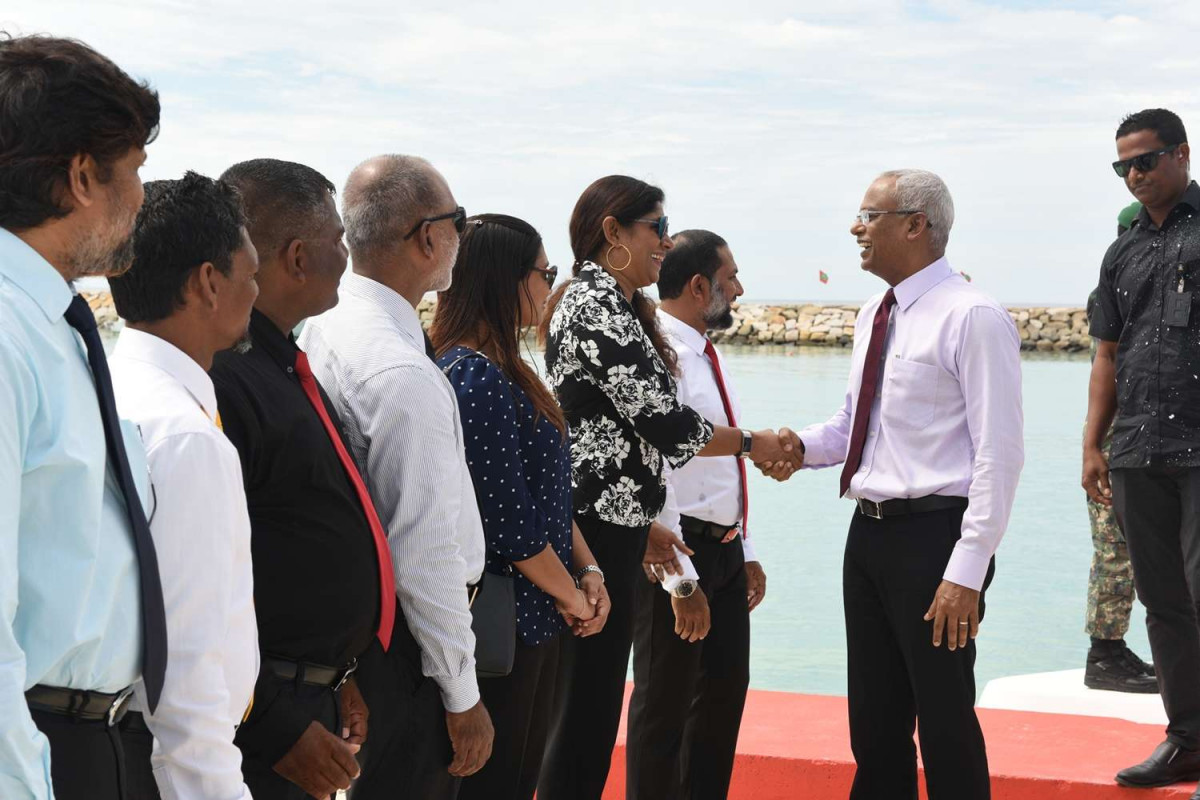 ރ. ދުވާފަރު: ޑިސެމްބަރު 26، 2018: ރައީސް އިބްރާހިމް މުހައްމަދު ސޯލިހު ގައުމީ އެއްބައިވަންތަކަމުގެ ދުވަހުގެ ރަސްމީ ޖަލްސާގައި ބައިވެރިވަަޑައިގަތުމަށް ރ. ދުވާފަރަށް ވަޑައިގެންނެވުން