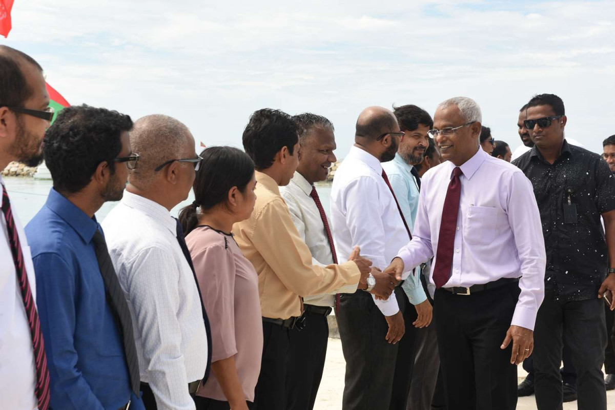 ރ. ދުވާފަރު: ޑިސެމްބަރު 26، 2018: ރައީސް އިބްރާހިމް މުހައްމަދު ސޯލިހު ގައުމީ އެއްބައިވަންތަކަމުގެ ދުވަހުގެ ރަސްމީ ޖަލްސާގައި ބައިވެރިވަަޑައިގަތުމަށް ރ. ދުވާފަރަށް ވަޑައިގެންނެވުން