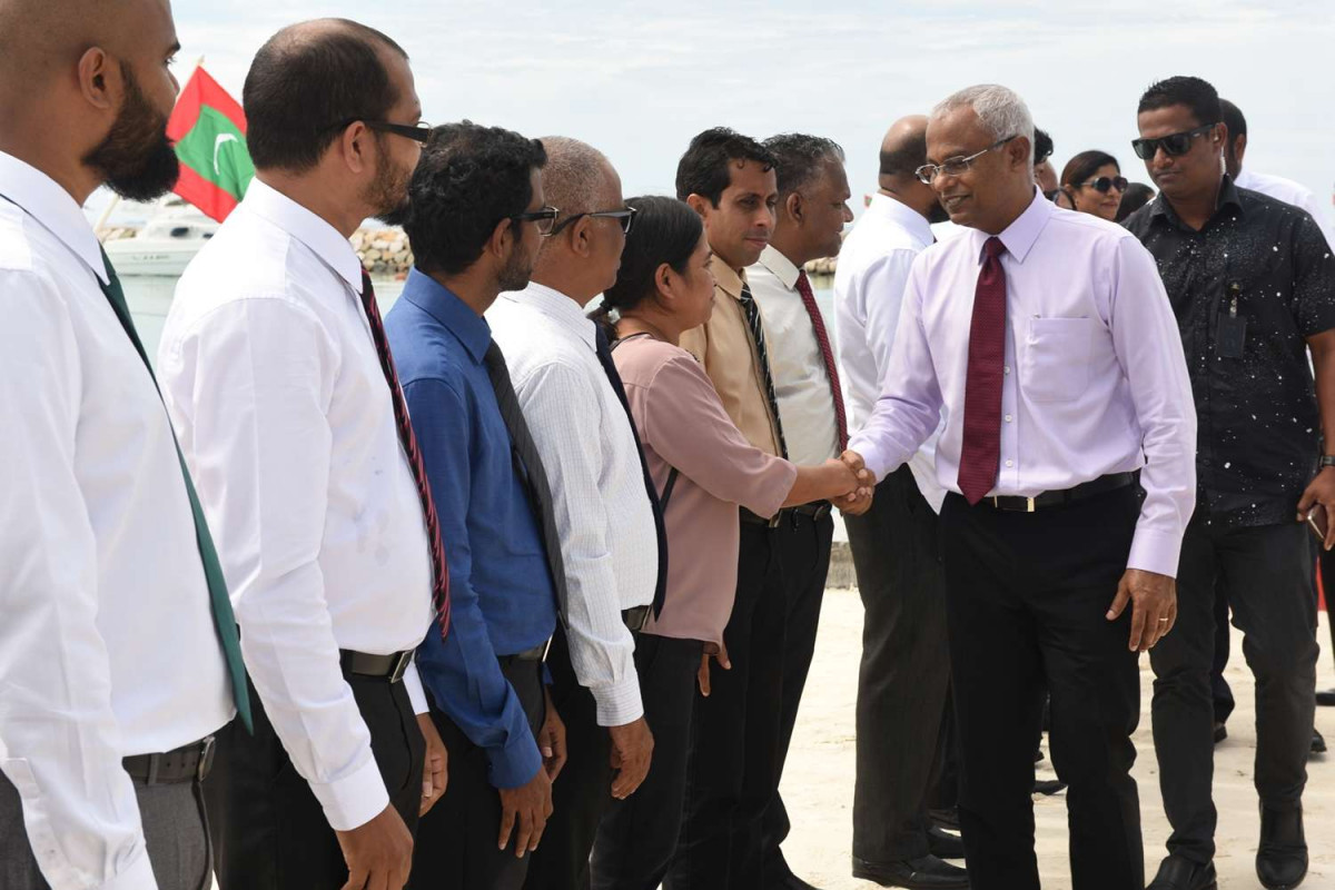 ރ. ދުވާފަރު: ޑިސެމްބަރު 26، 2018: ރައީސް އިބްރާހިމް މުހައްމަދު ސޯލިހު ގައުމީ އެއްބައިވަންތަކަމުގެ ދުވަހުގެ ރަސްމީ ޖަލްސާގައި ބައިވެރިވަަޑައިގަތުމަށް ރ. ދުވާފަރަށް ވަޑައިގެންނެވުން