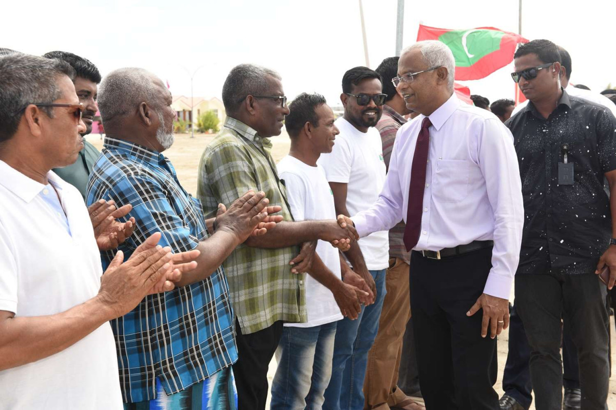 ރ. ދުވާފަރު: ޑިސެމްބަރު 26، 2018: ރައީސް އިބްރާހިމް މުހައްމަދު ސޯލިހު ގައުމީ އެއްބައިވަންތަކަމުގެ ދުވަހުގެ ރަސްމީ ޖަލްސާގައި ބައިވެރިވަަޑައިގަތުމަށް ރ. ދުވާފަރަށް ވަޑައިގެންނެވުން