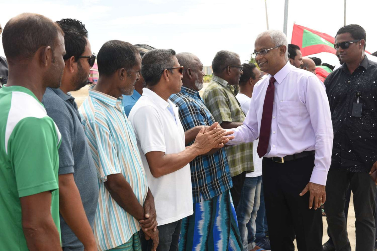 ރ. ދުވާފަރު: ޑިސެމްބަރު 26، 2018: ރައީސް އިބްރާހިމް މުހައްމަދު ސޯލިހު ގައުމީ އެއްބައިވަންތަކަމުގެ ދުވަހުގެ ރަސްމީ ޖަލްސާގައި ބައިވެރިވަަޑައިގަތުމަށް ރ. ދުވާފަރަށް ވަޑައިގެންނެވުން