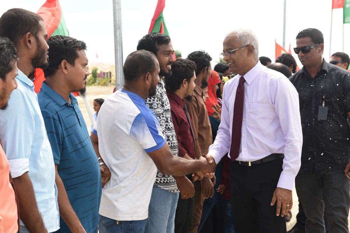 ރ. ދުވާފަރު: ޑިސެމްބަރު 26، 2018: ރައީސް އިބްރާހިމް މުހައްމަދު ސޯލިހު ގައުމީ އެއްބައިވަންތަކަމުގެ ދުވަހުގެ ރަސްމީ ޖަލްސާގައި ބައިވެރިވަަޑައިގަތުމަށް ރ. ދުވާފަރަށް ވަޑައިގެންނެވުން