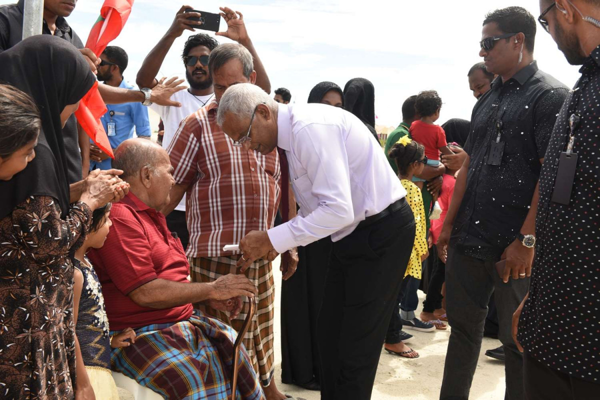 ރައީސް ސޯލިހް އަތޮޅުތެރޭގެ ރަށަކަށް ވަޑައިގެން ރައްޔިތުންނާ ބައްދަލު ކުރައްވަނީ:- ސަރުކާރުގެ ގިނަ ވައުދުތަކެއް ވަނީ ފުއްދާފައި