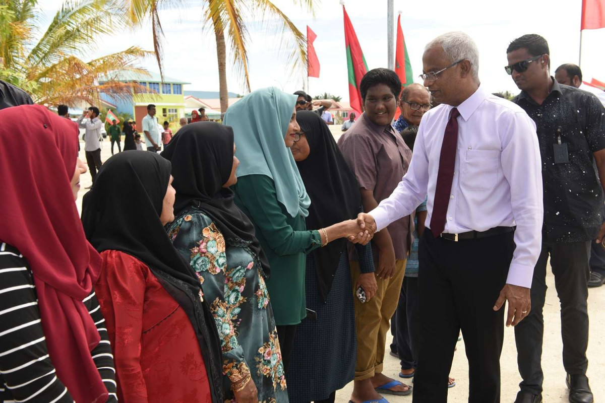 ރ. ދުވާފަރު: ޑިސެމްބަރު 26، 2018: ރައީސް އިބްރާހިމް މުހައްމަދު ސޯލިހު ގައުމީ އެއްބައިވަންތަކަމުގެ ދުވަހުގެ ރަސްމީ ޖަލްސާގައި ބައިވެރިވަަޑައިގަތުމަށް ރ. ދުވާފަރަށް ވަޑައިގެންނެވުން