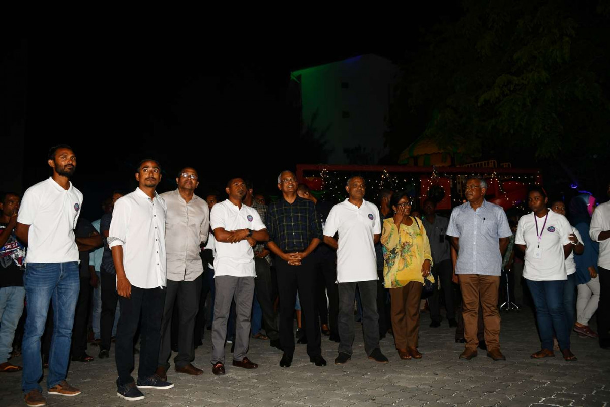 ރައީސުލްޖުމްހޫރިއްޔާ "ހަފުތާ ރެސް" ބައްލަވާލެއްވުން - ސްޓޯލްތައް ދޫކުރުމުގައި ނުކުޅަދުންތެރިކަން ހުންނަ ވިޔަފާރިވެރިންނާއި އަންހެނުންނަށް އިސްކަން ދޭނެ ކަމަށް ވެސް މިނިސްޓްރީން ބުނެފައިވޭ -- ފޮޓޯ: ރައީސް އޮފީސް