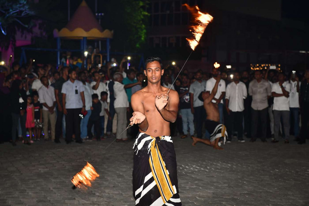 ރައީސުލްޖުމްހޫރިއްޔާ "ހަފުތާ ރެސް" ބައްލަވާލެއްވުން - އަލަށް ނިކުންނަ ފަންނާނުންނަށް އިސްކަމެއް ދީގެން ކުރިއަށް ގެންދާ މިއުޒިކް ޝޯއެއް ވެސް ކުރިއަށްގެންދިޔަ -- ފޮޓޯ: ރައީސް އޮފީސް