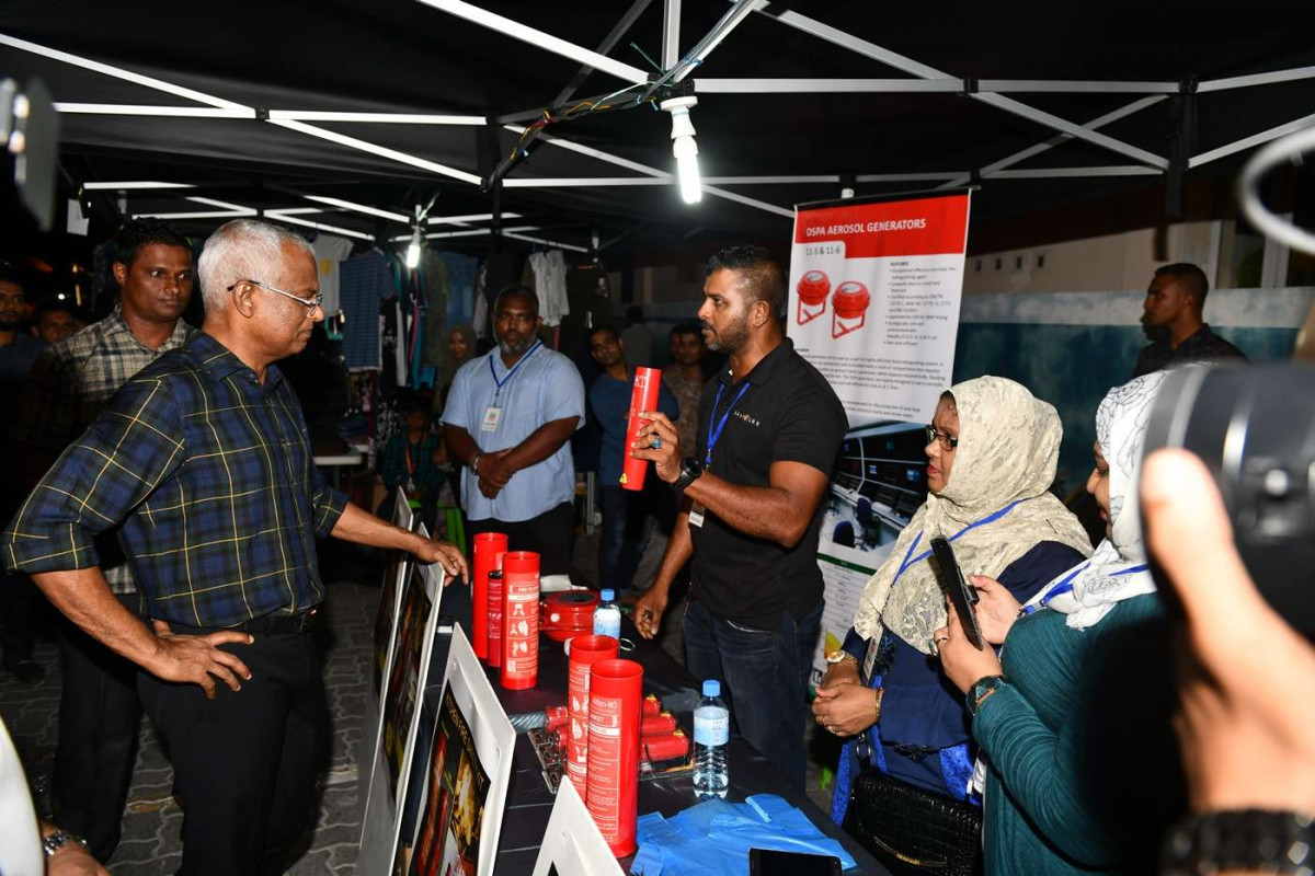 ރައީސުލްޖުމްހޫރިއްޔާ "ހަފުތާ ރެސް" ބައްލަވާލެއްވުން - ރަސްފަންނު ސަރަހައްދުގައި ކުރިއަށް ގެންދާ ހަފްތާ ރެސް އަށް ރައީސް ޒިޔާރަތް ކުރައްވާ އެތަނުގައި ހިންގާ އެކިއެކި ސްޓޯލްތައް ވަނީ ބައްލަވައިލައްވައިފަ -- ފޮޓޯ: ރައީސް އޮފީސް