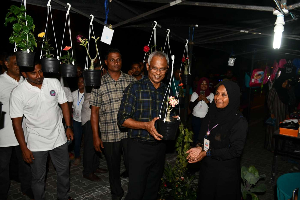 ރައީސުލްޖުމްހޫރިއްޔާ "ހަފުތާ ރެސް" ބައްލަވާލެއްވުން - "ހަފްތާ ރެސް"ގެ ސްޓޯލަކުން ރައީސް ސޯލިހަށް ގަހެއް ހަދިޔާކުރަނީ -- ފޮޓޯ: ރައީސް އޮފީސް