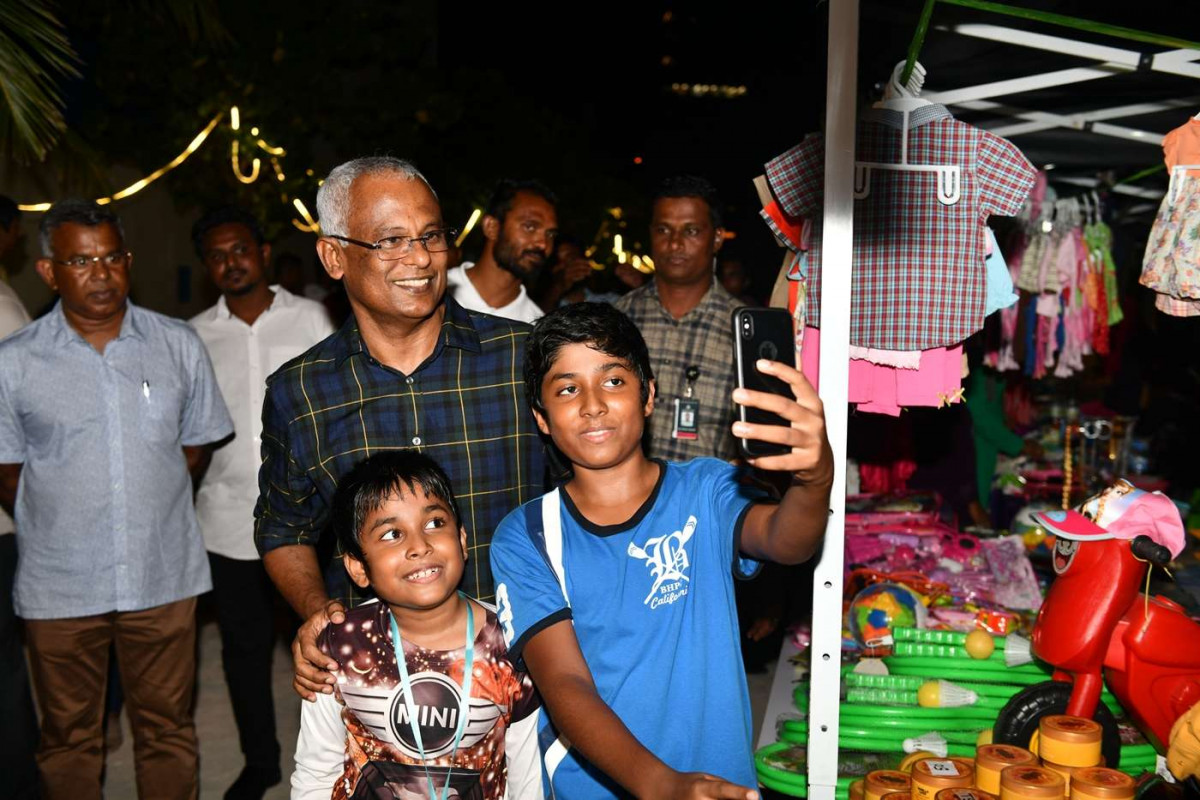 ރައީސުލްޖުމްހޫރިއްޔާ "ހަފުތާ ރެސް" ބައްލަވާލެއްވުން - ރައީސުލްޖުމްހޫރިއްޔާ އިބްރާހިމް މުޙައްމަދު ޞާލިޙްގެ ވެރިކަމުގެ ފުރަތަމަ 100 ދުވަހުގެ ވަޢުދުތަކުގައި ހިމެނިގެން ކޮންމެ ހަފްތާއެއްގައި ބާއްވާ ހަރަކާތެއް -- ފޮޓޯ: ރައީސް އޮފީސް